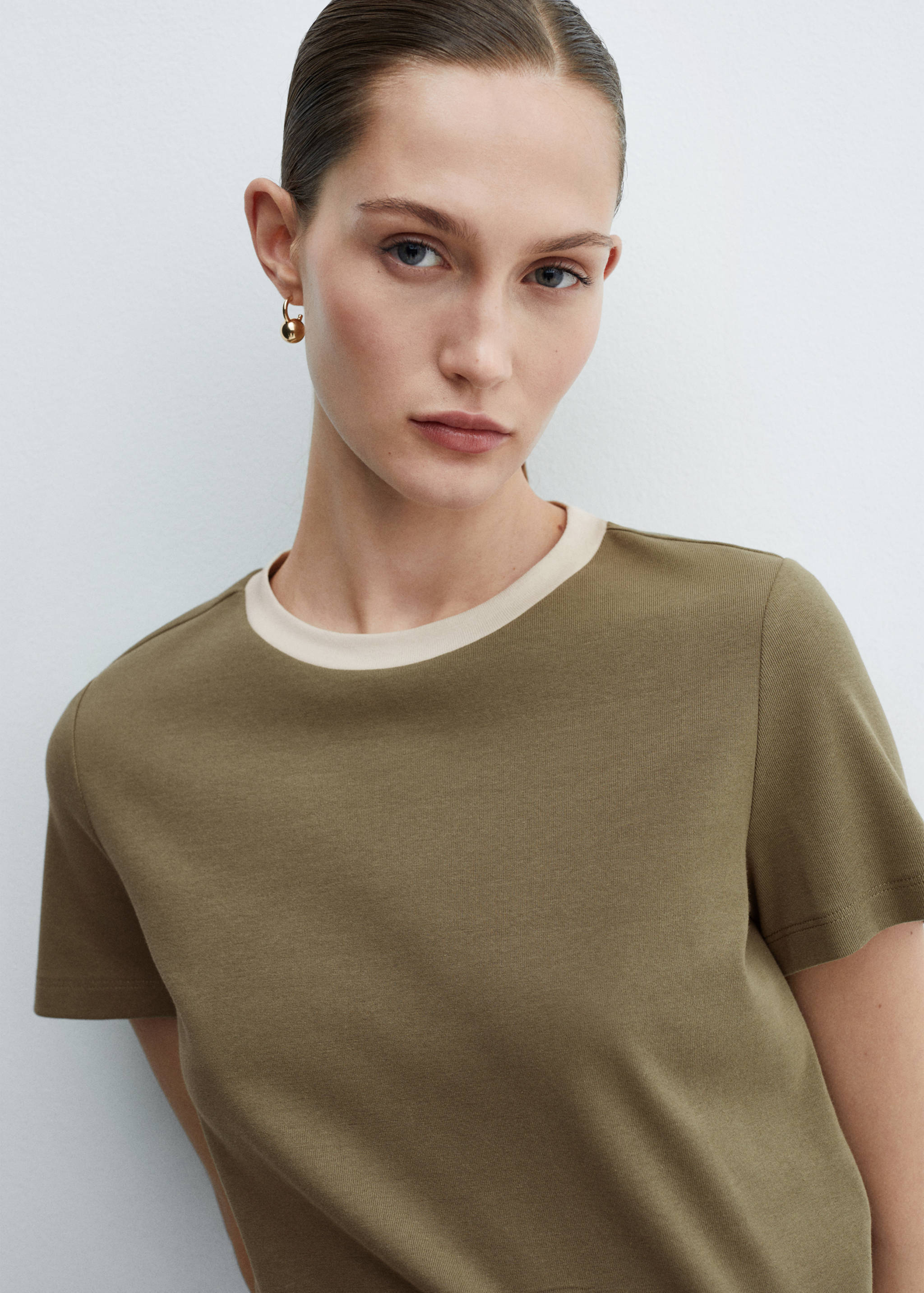 Contrasting collar cotton t-shirt - Details of the article 1