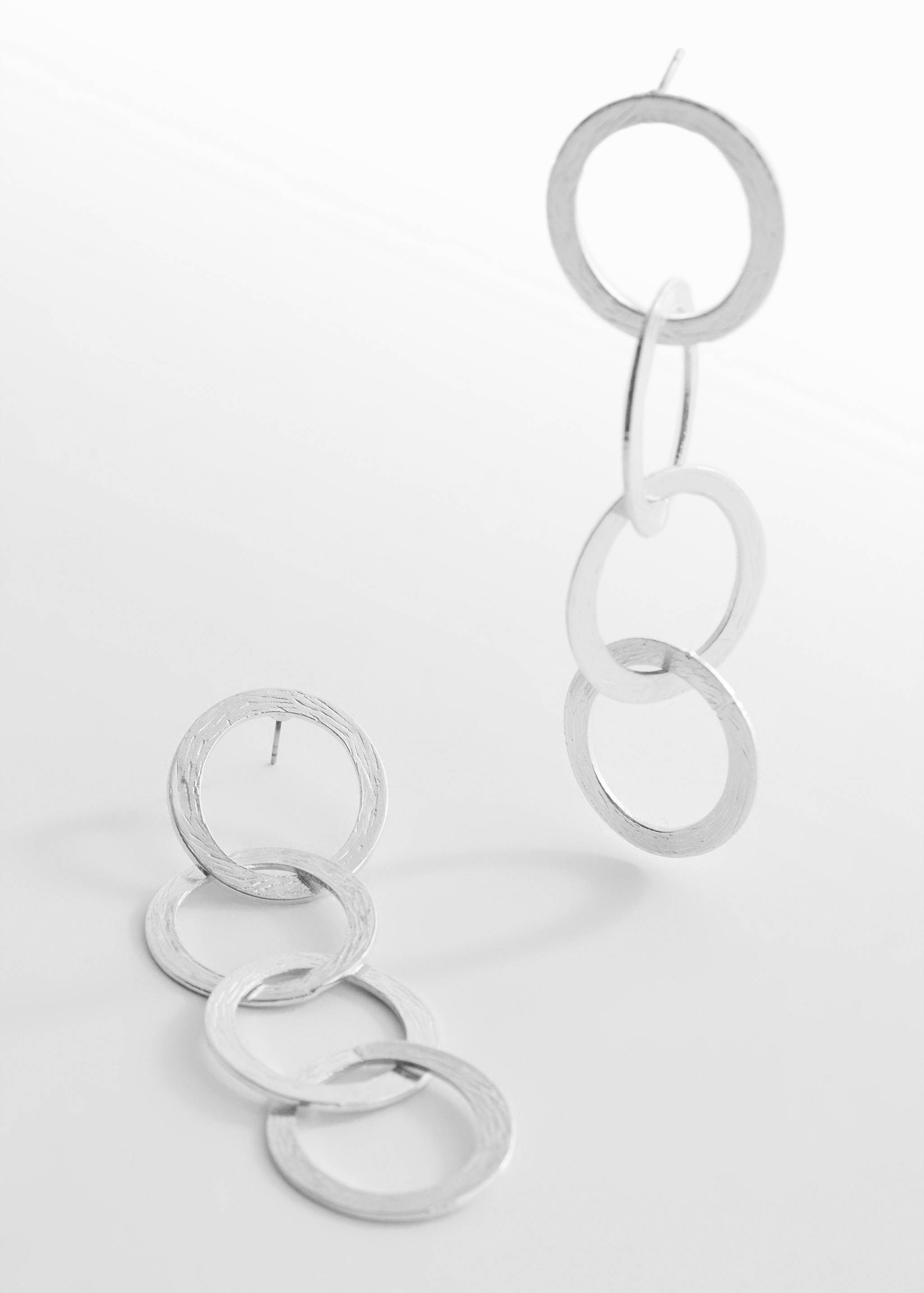 Pendientes largos aros entrelazados - Plano medio