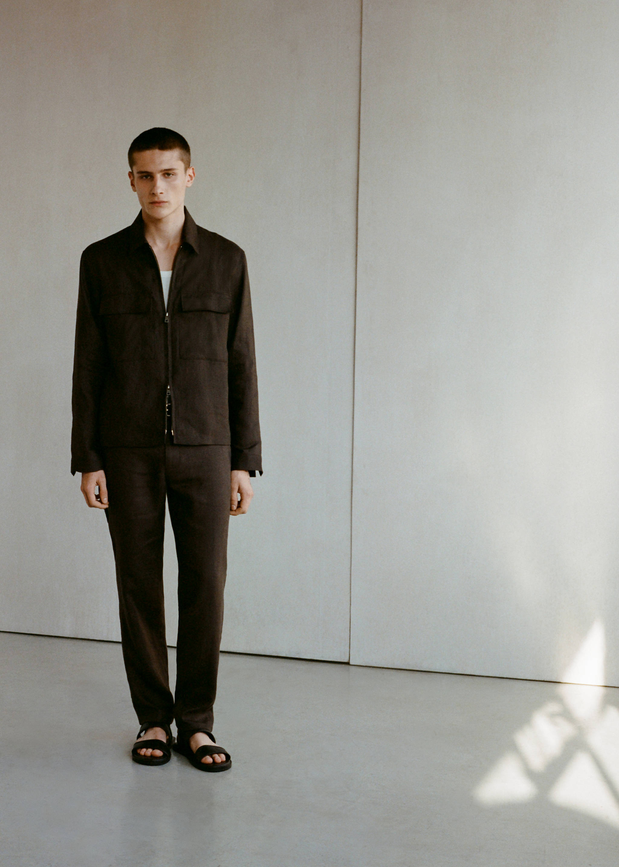 Slim-fit 100% linen trousers - Details of the article 5