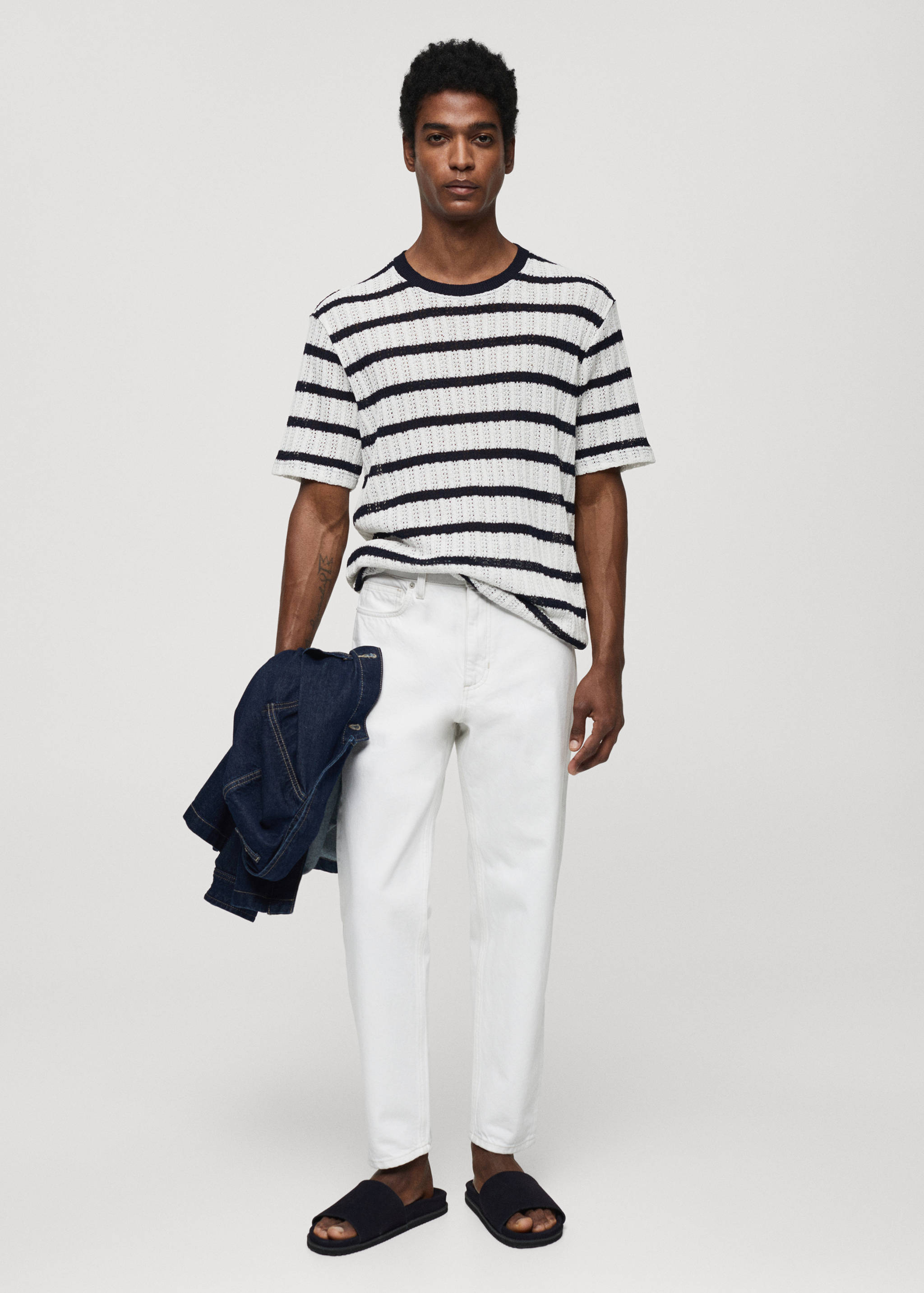 Gestreiftes Regular Fit-T-Shirt mit Lochmuster - Allgemeine Ansicht