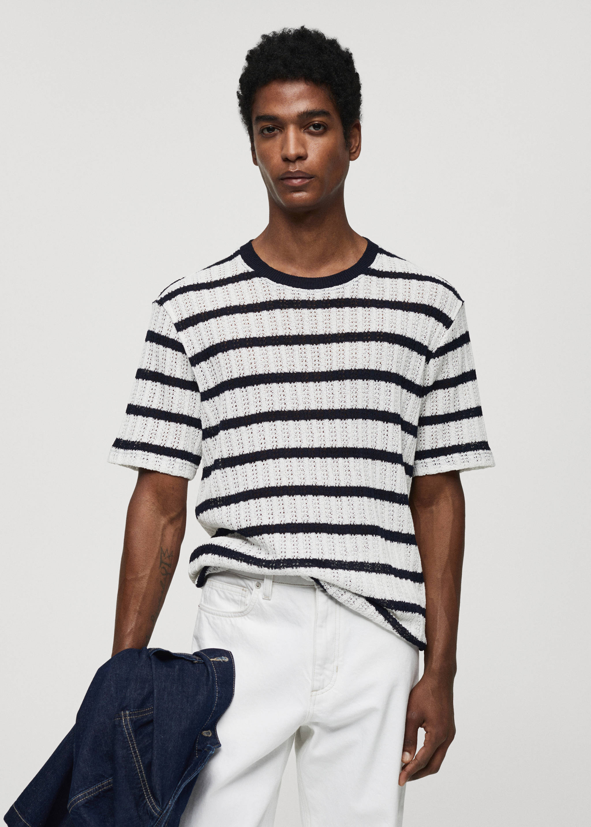 Gestreiftes Regular Fit-T-Shirt mit Lochmuster - Mittlere Ansicht
