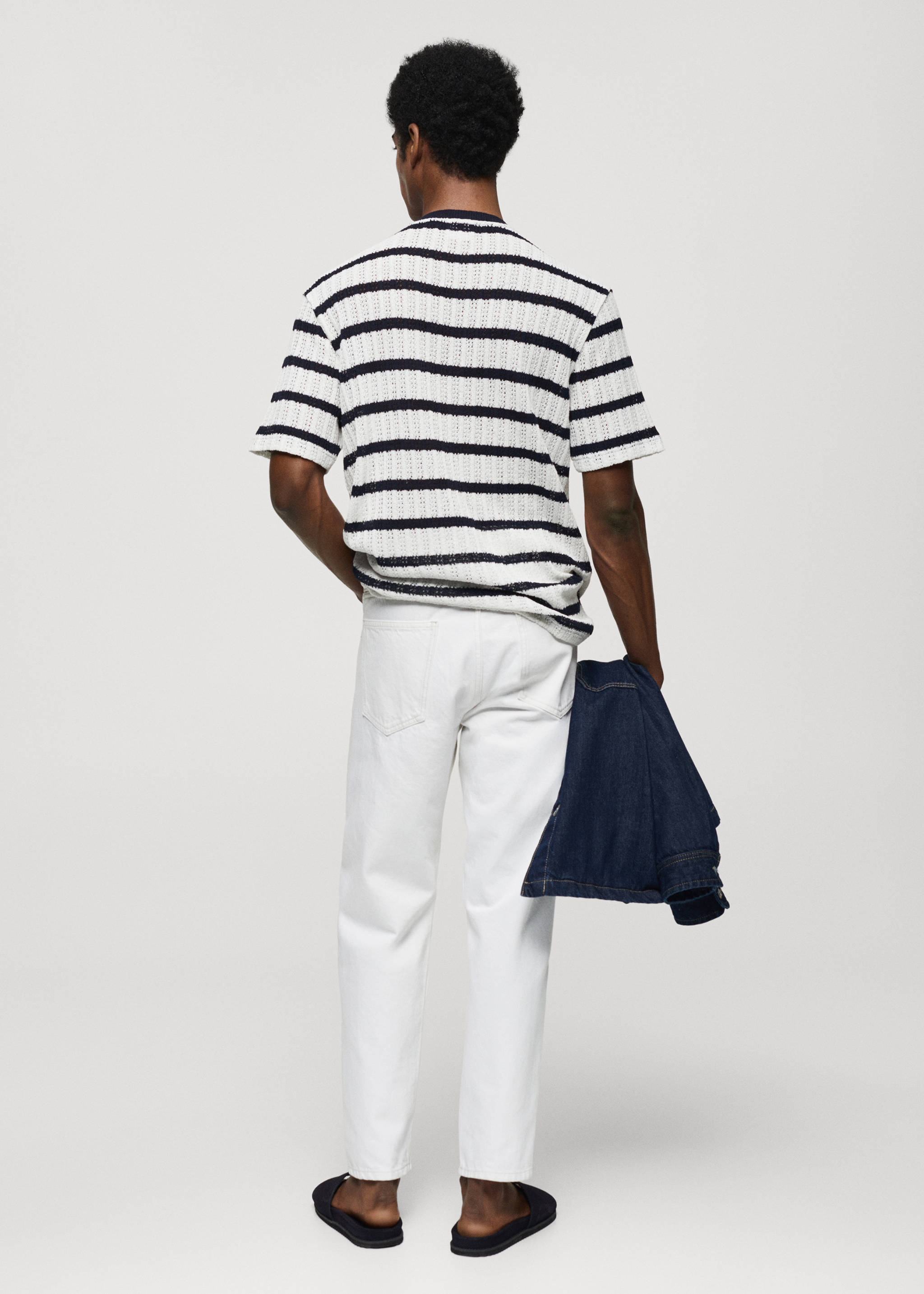 Gestreiftes Regular Fit-T-Shirt mit Lochmuster - Rückseite des Artikels