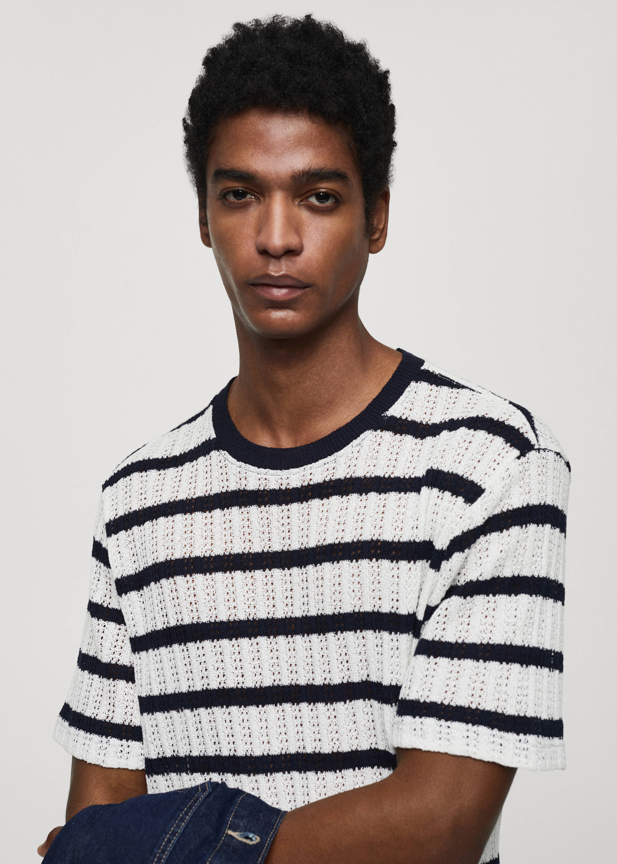 Gestreiftes Regular Fit-T-Shirt mit Lochmuster - Detail des Artikels 1