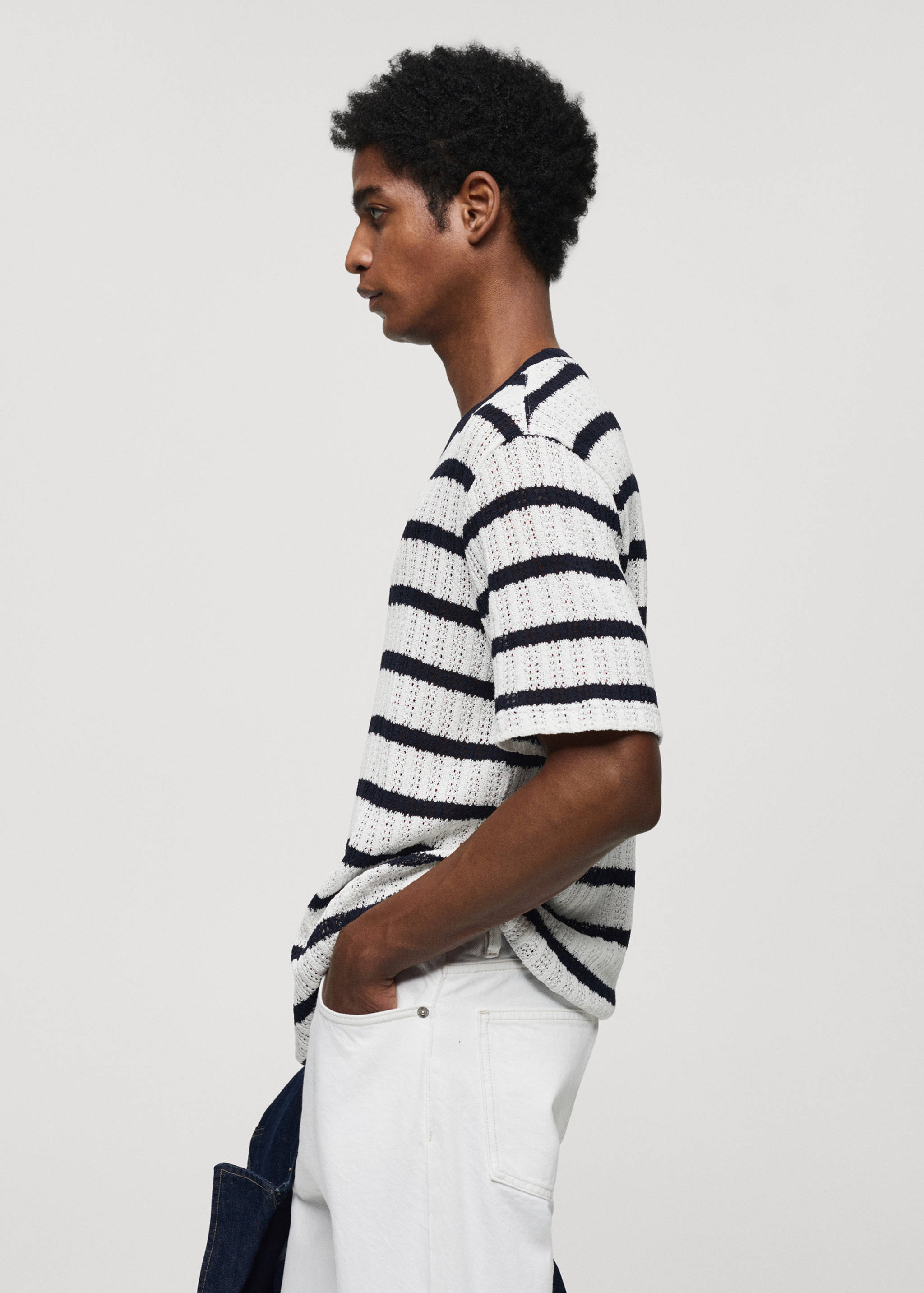 Gestreiftes Regular Fit-T-Shirt mit Lochmuster - Detail des Artikels 2