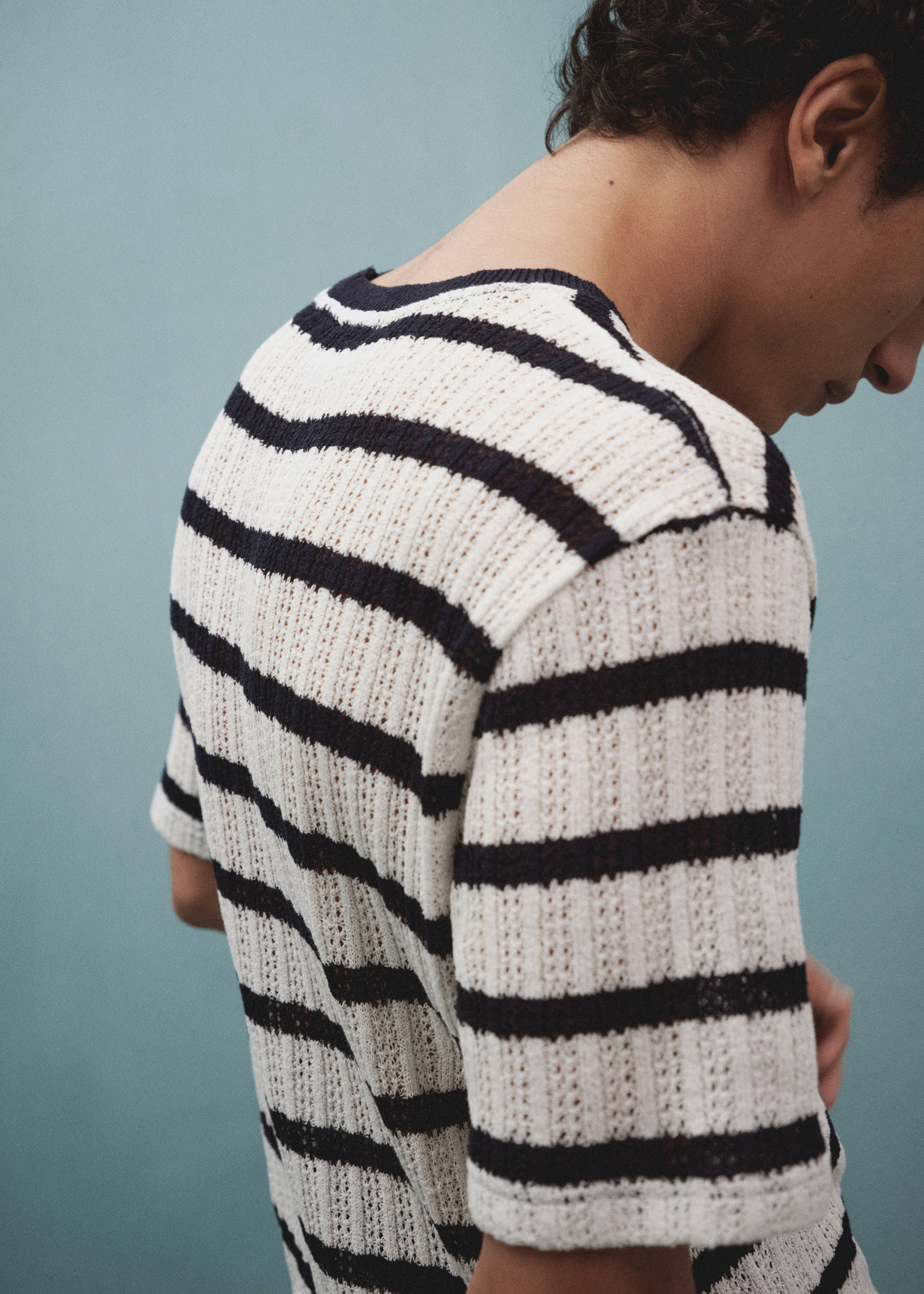 Gestreiftes Regular Fit-T-Shirt mit Lochmuster - Detail des Artikels 5