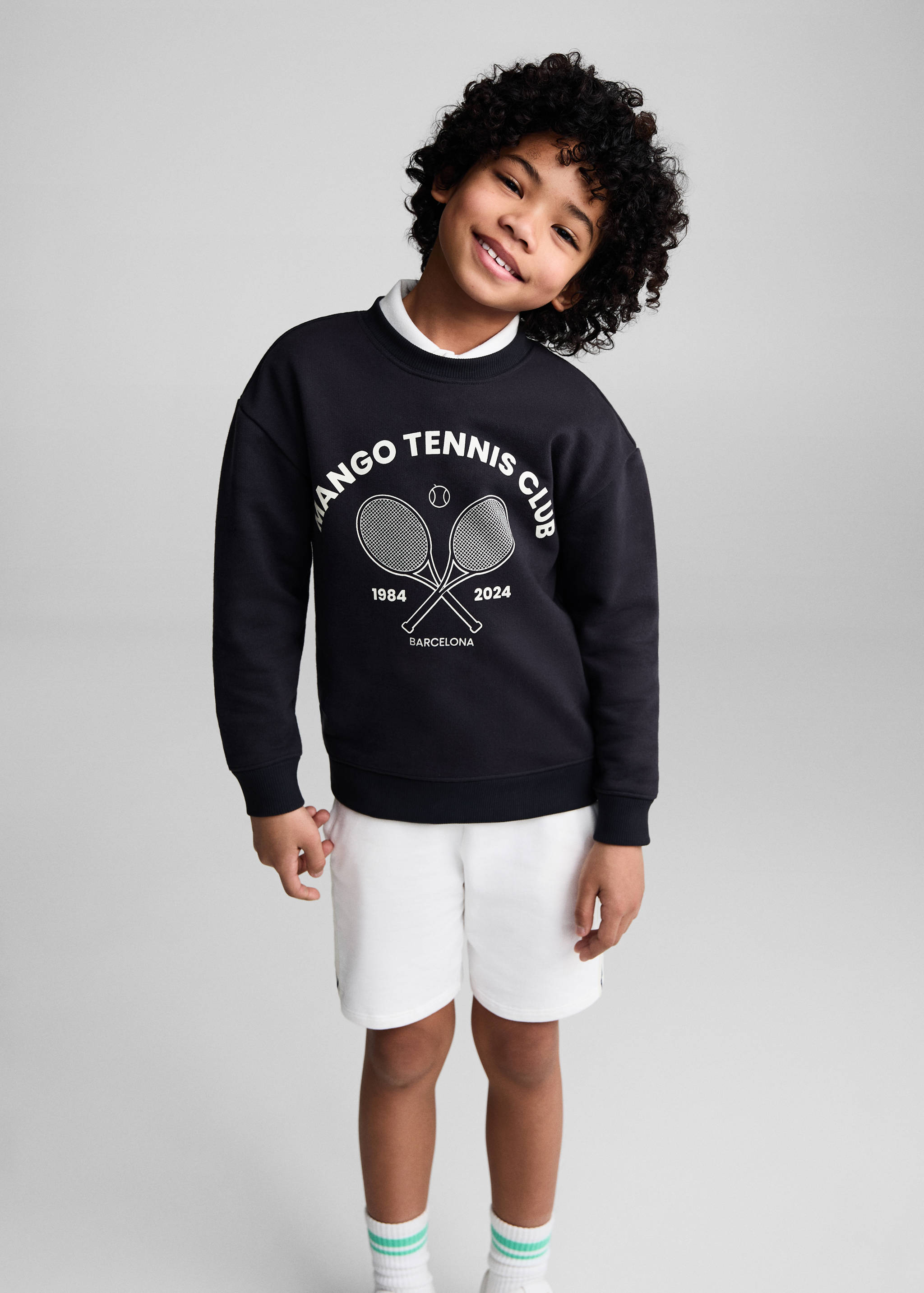 Свитшот с принтованной надписью - Средний план