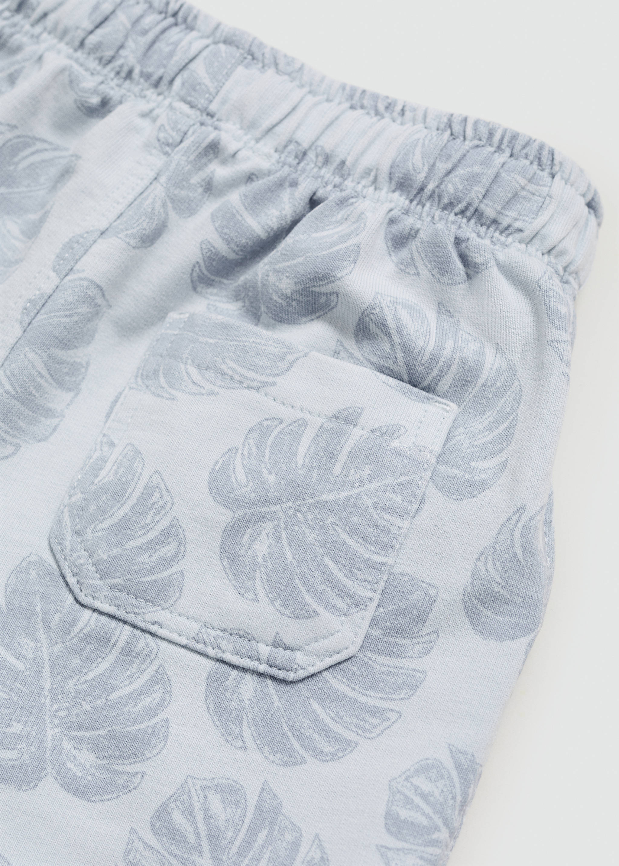 Bermuda-Shorts mit Blättermotiv - Detail des Artikels 0
