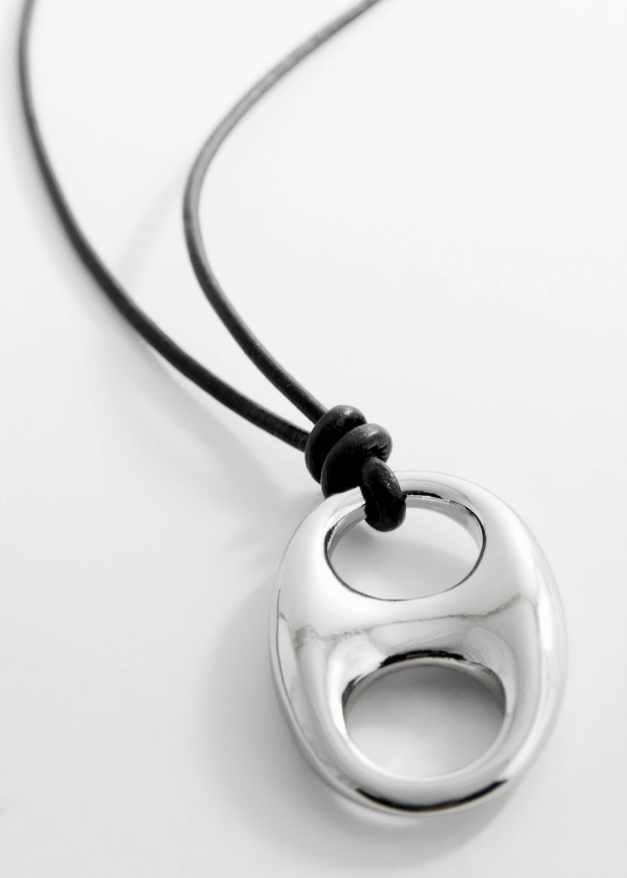 Collier avec pendentif métallique - Plan moyen
