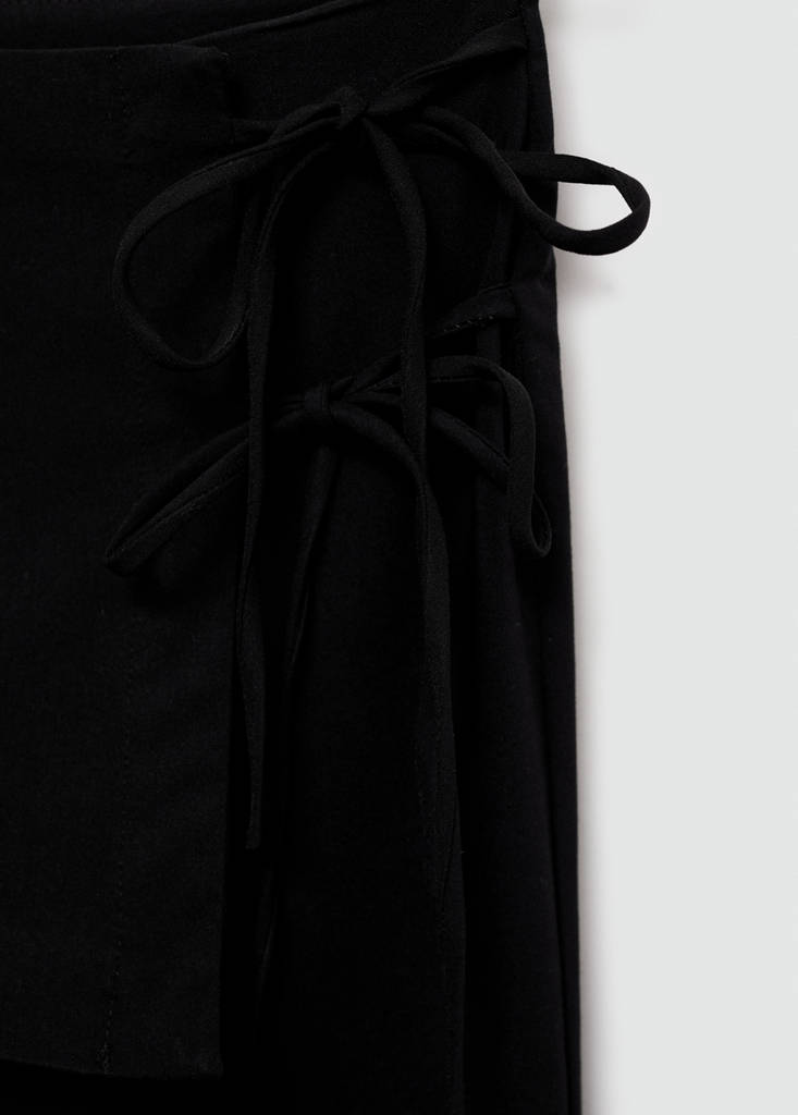 Trousers with ties — Black
