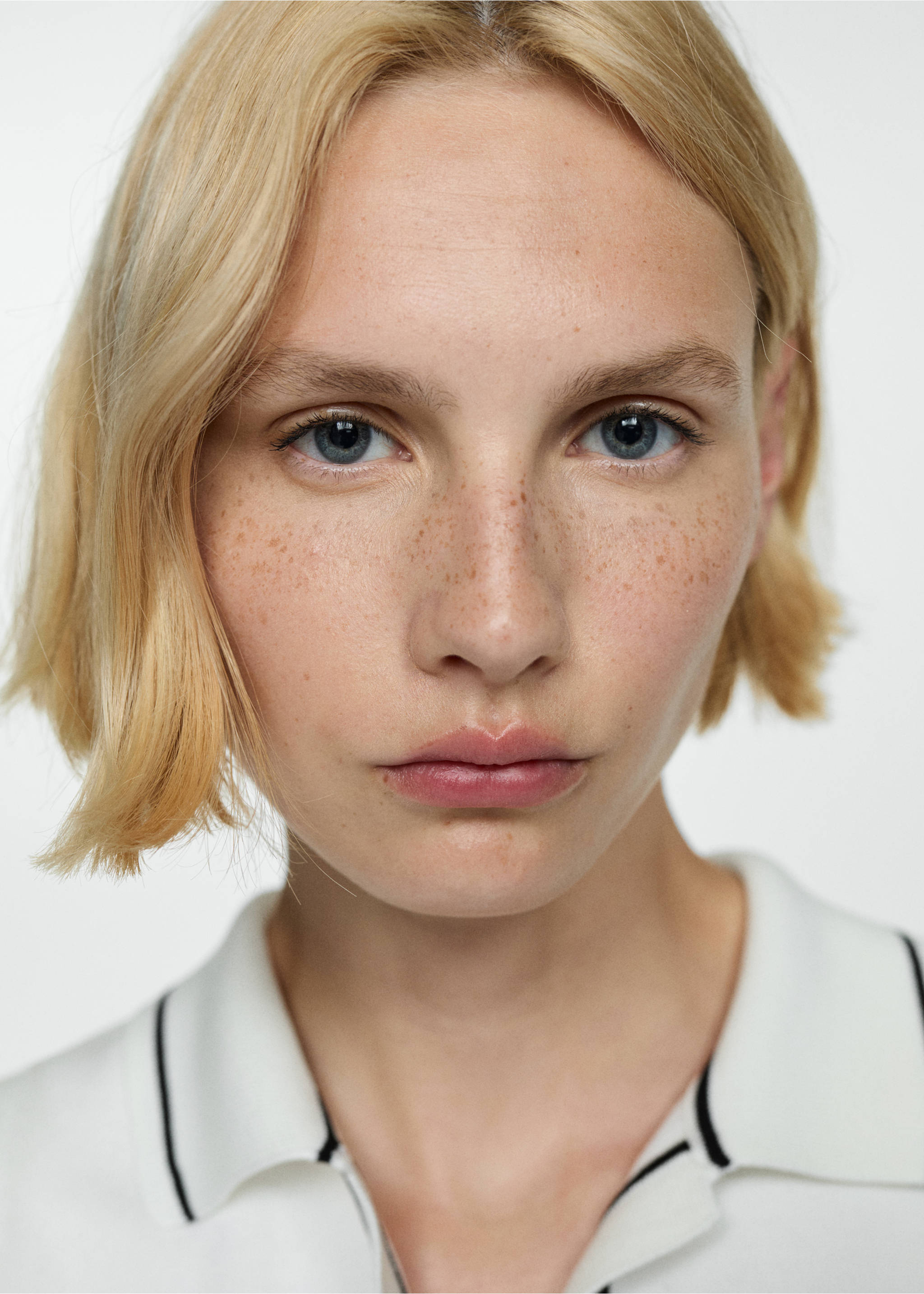 Polo-neck knitted top - Details of the article 1, Ecru. Ref: 67039405-00.