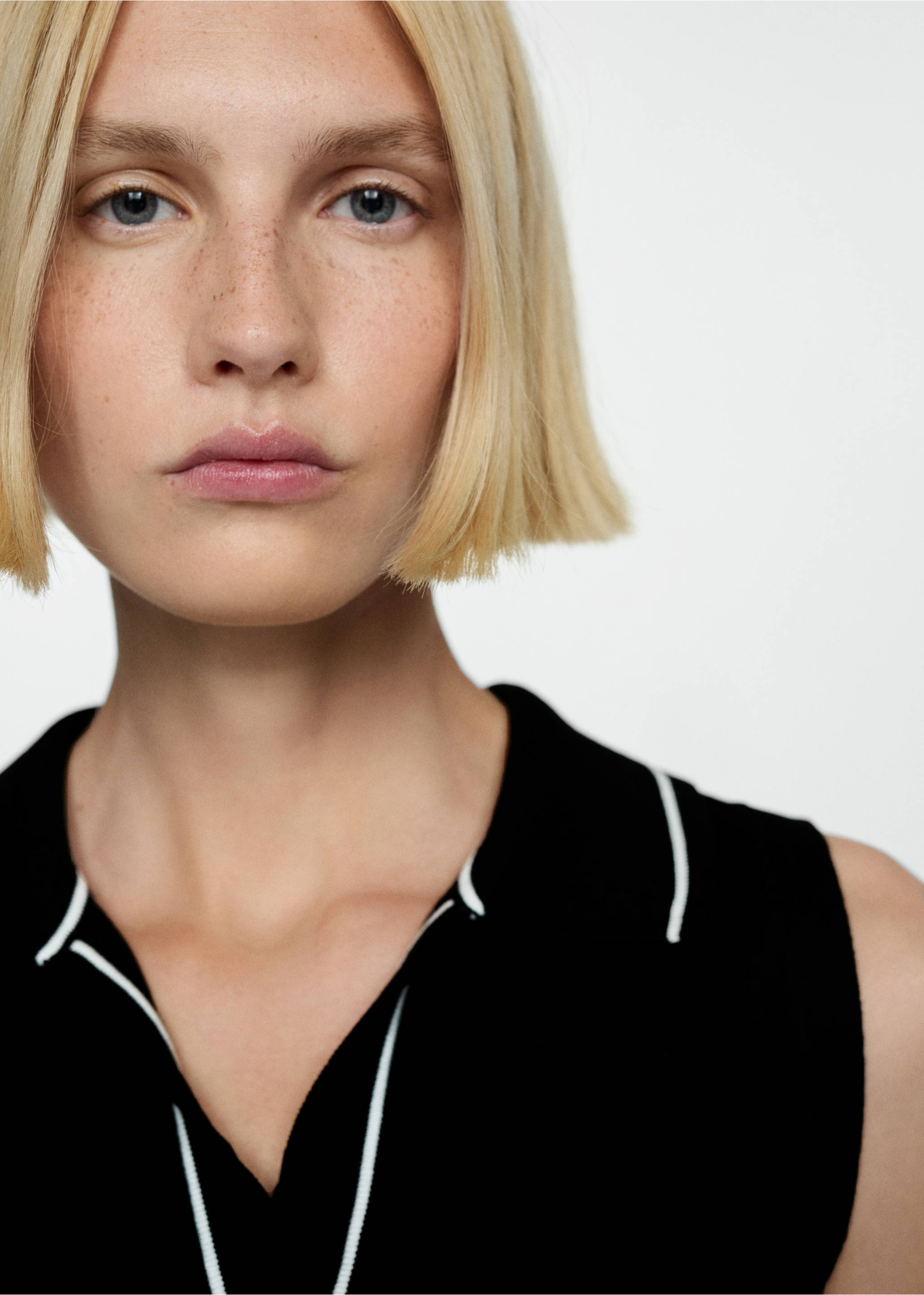 Polo-neck knitted top - Details of the article 1, Black. Ref: 67039405-00.