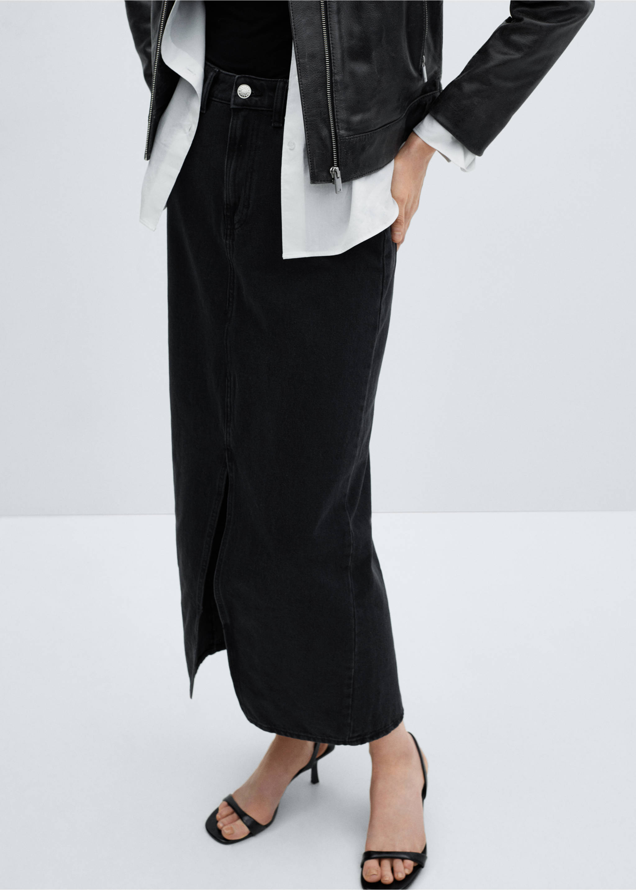 Jupe jean fendue - Plan moyen, Black denim. Ref: 67040261-00.