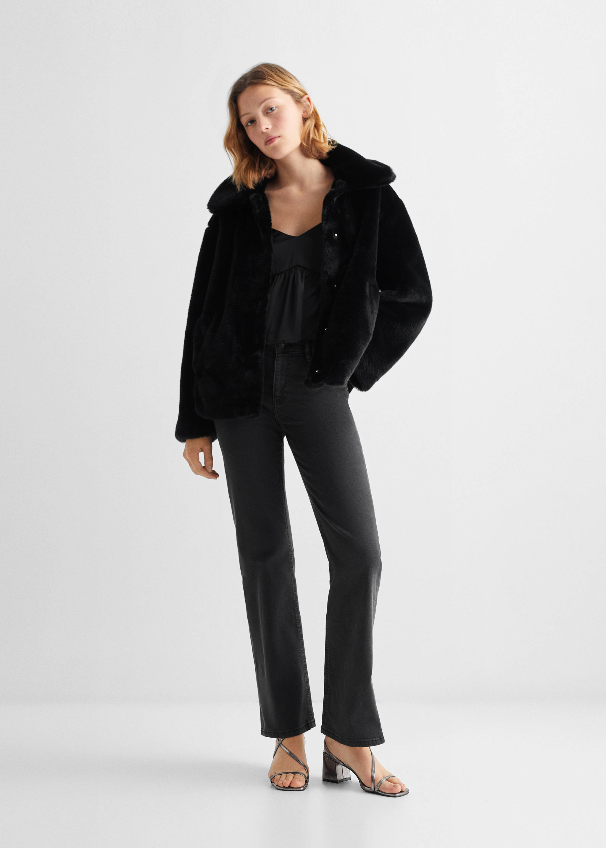Manteau en imitation fourrure à revers - Plan général