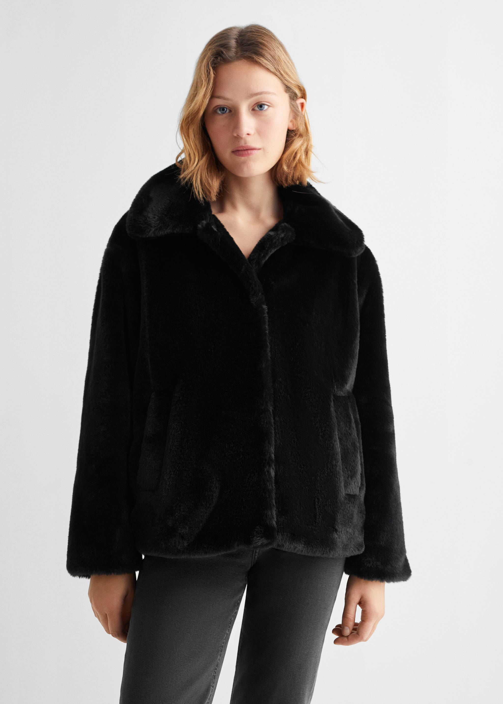 Manteau en imitation fourrure à revers - Plan moyen