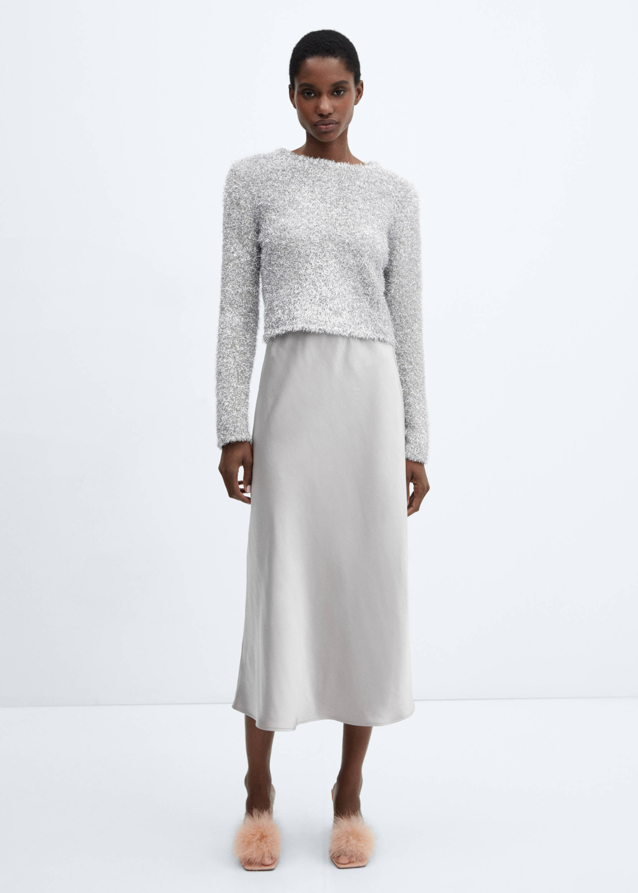 Sandalia adorno plumas - Plano general