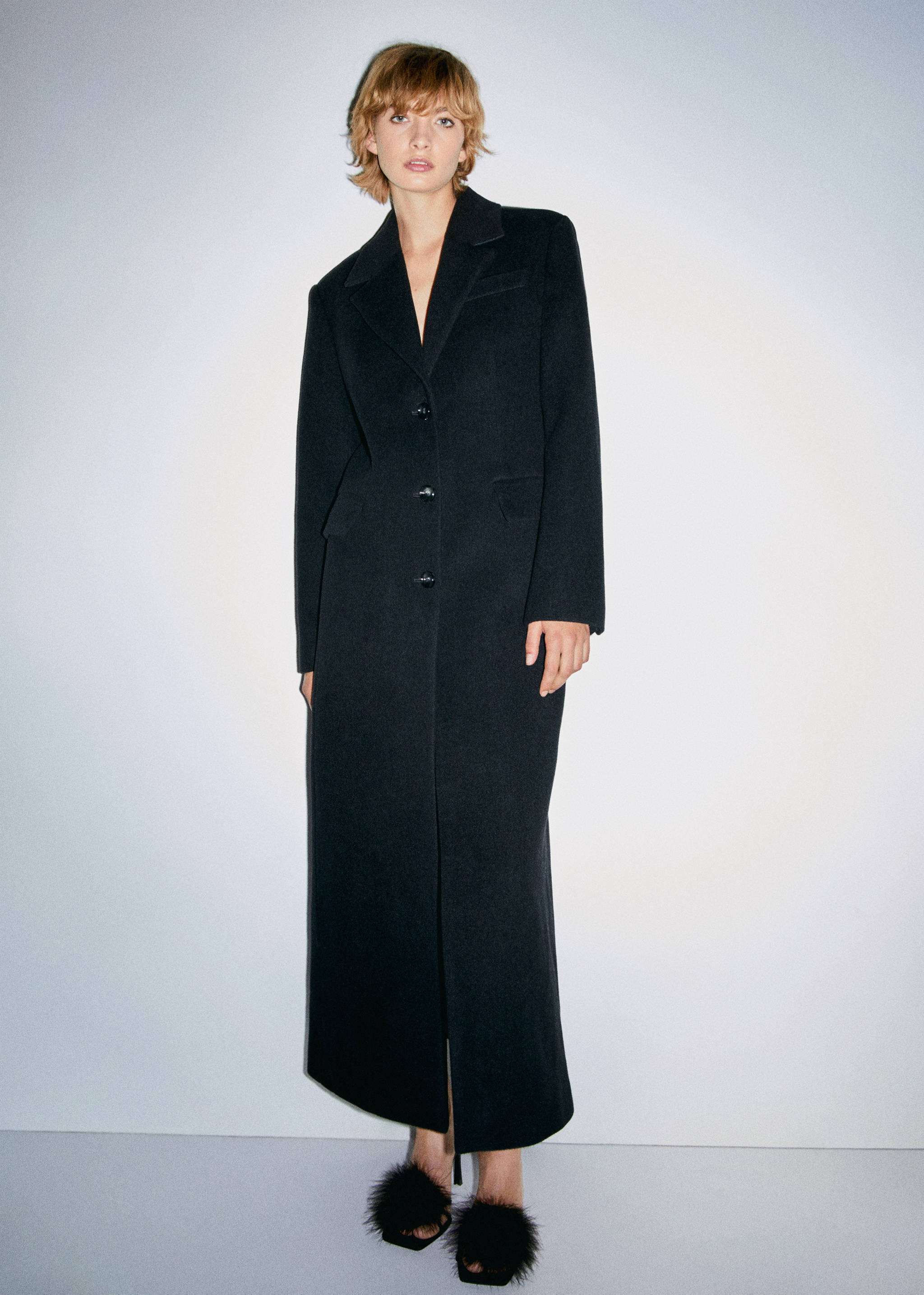 Sandalia adorno plumas - Plano general