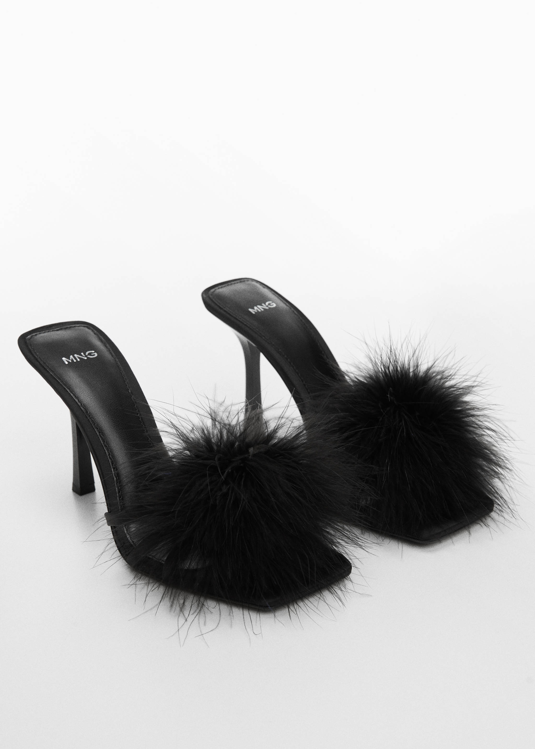 Sandalia adorno plumas - Plano medio