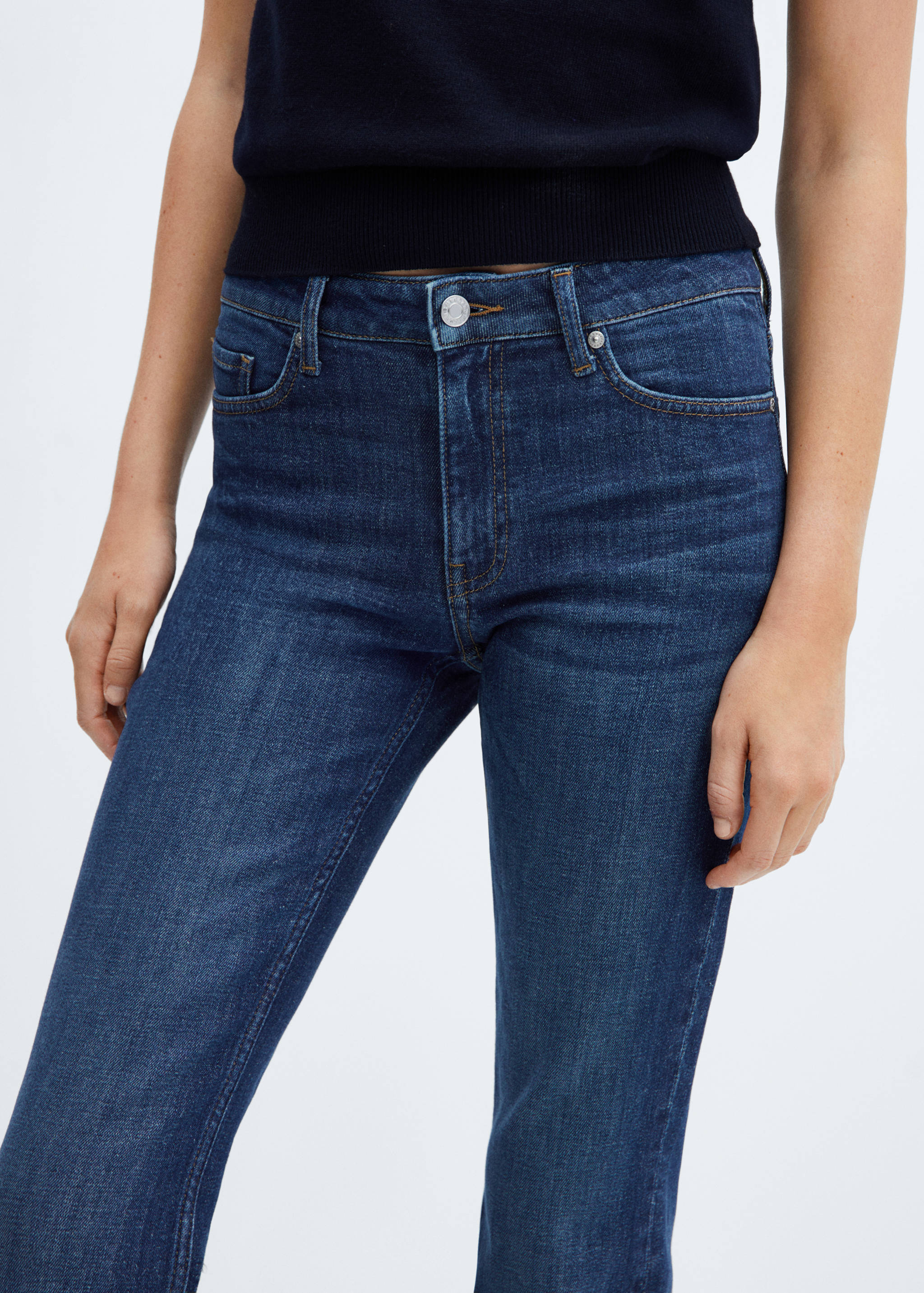 Medium-rise flared jeans - Details of the article 6