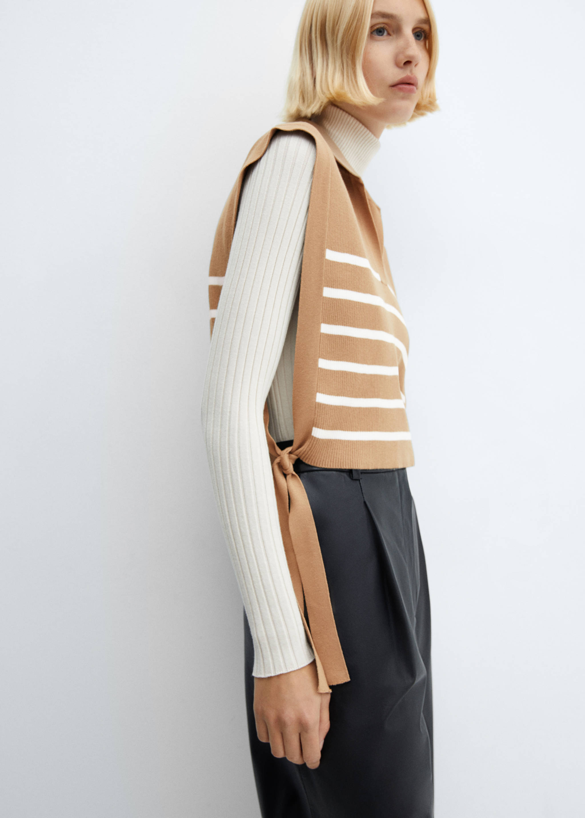 Striped gilet with bow detail - Details of the article 2