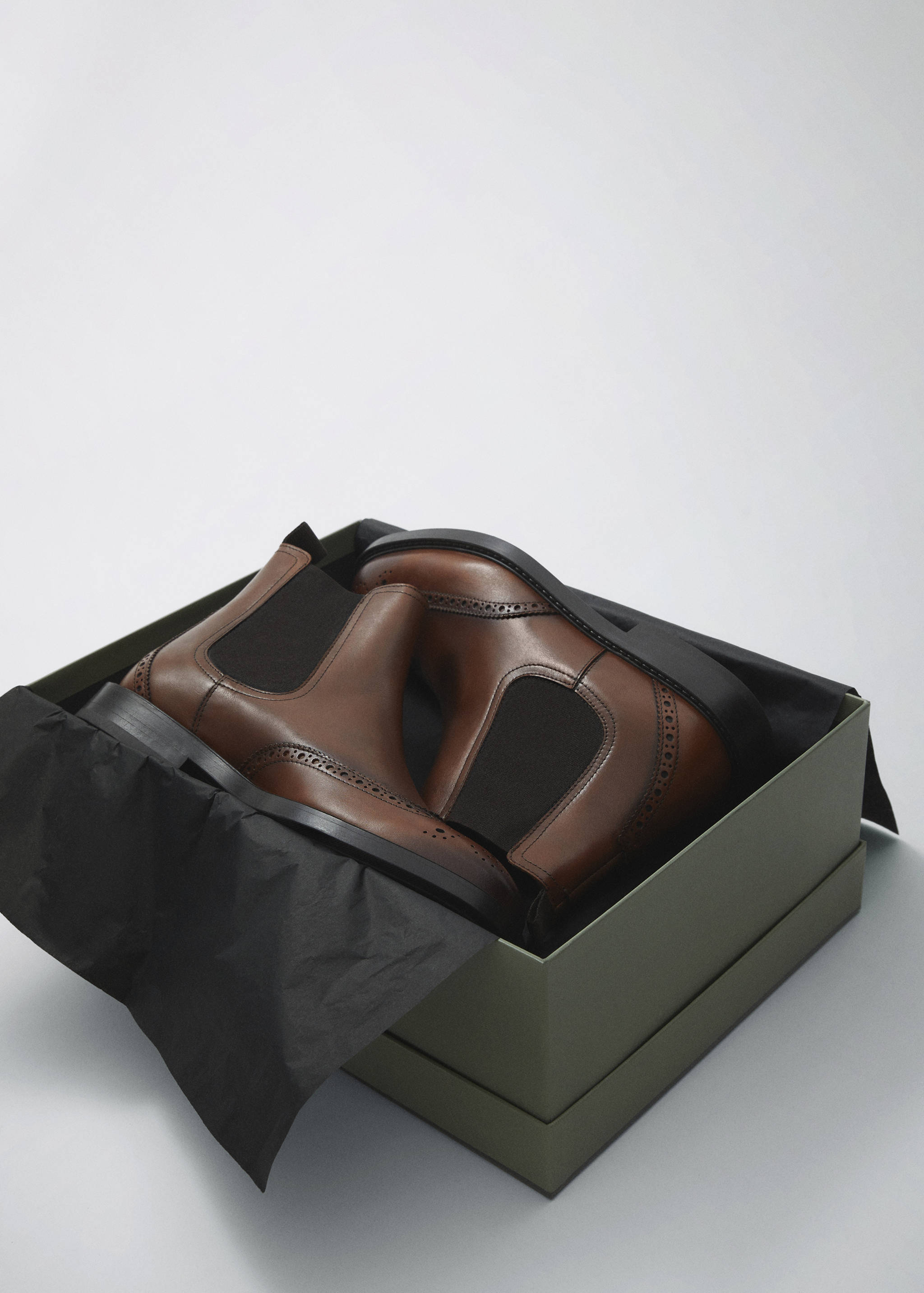 Ботинки челси из кожи с перфорацией - Деталь изделия 9