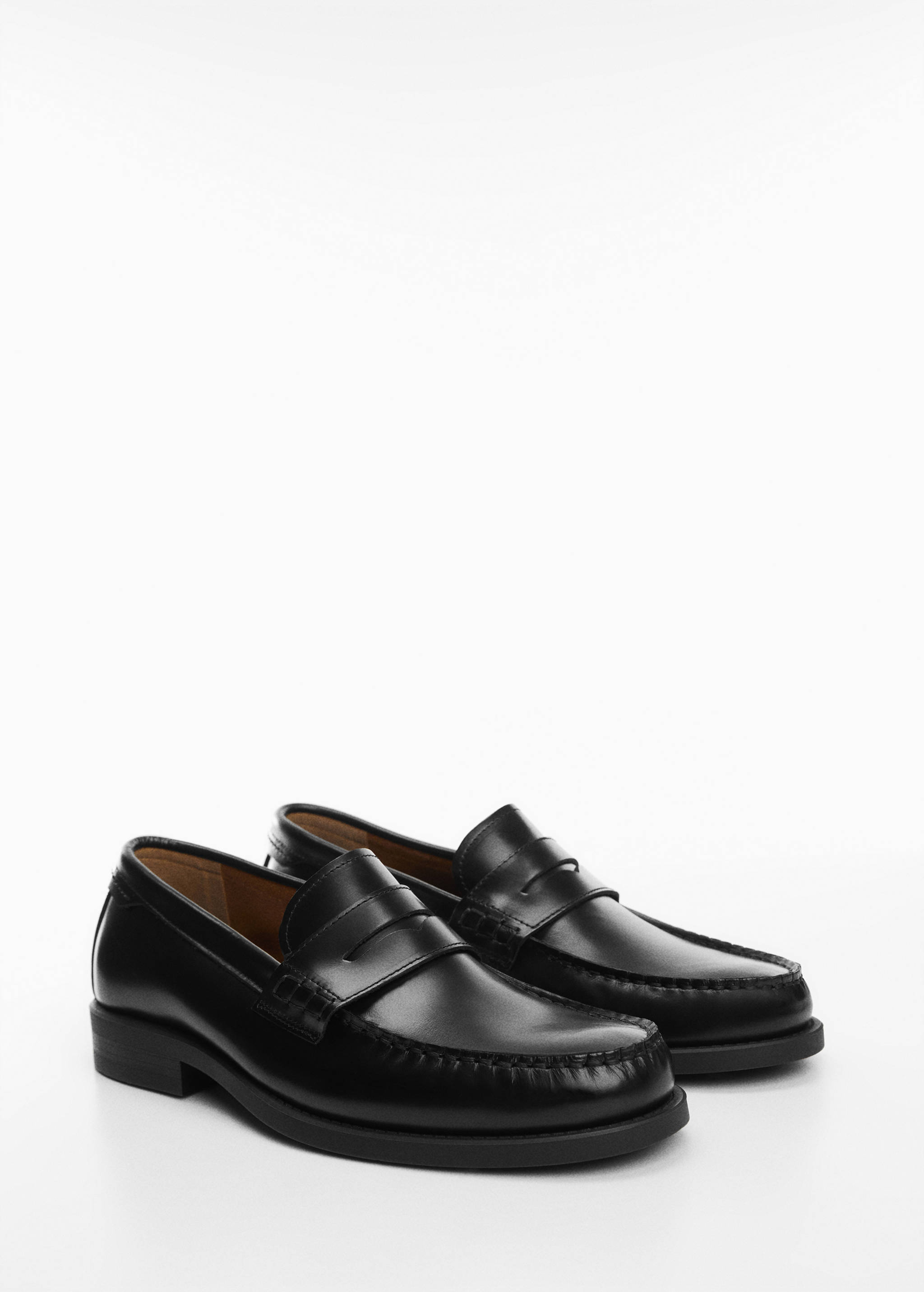 Mocassim de pele antic com tira na gáspea - Plano médio