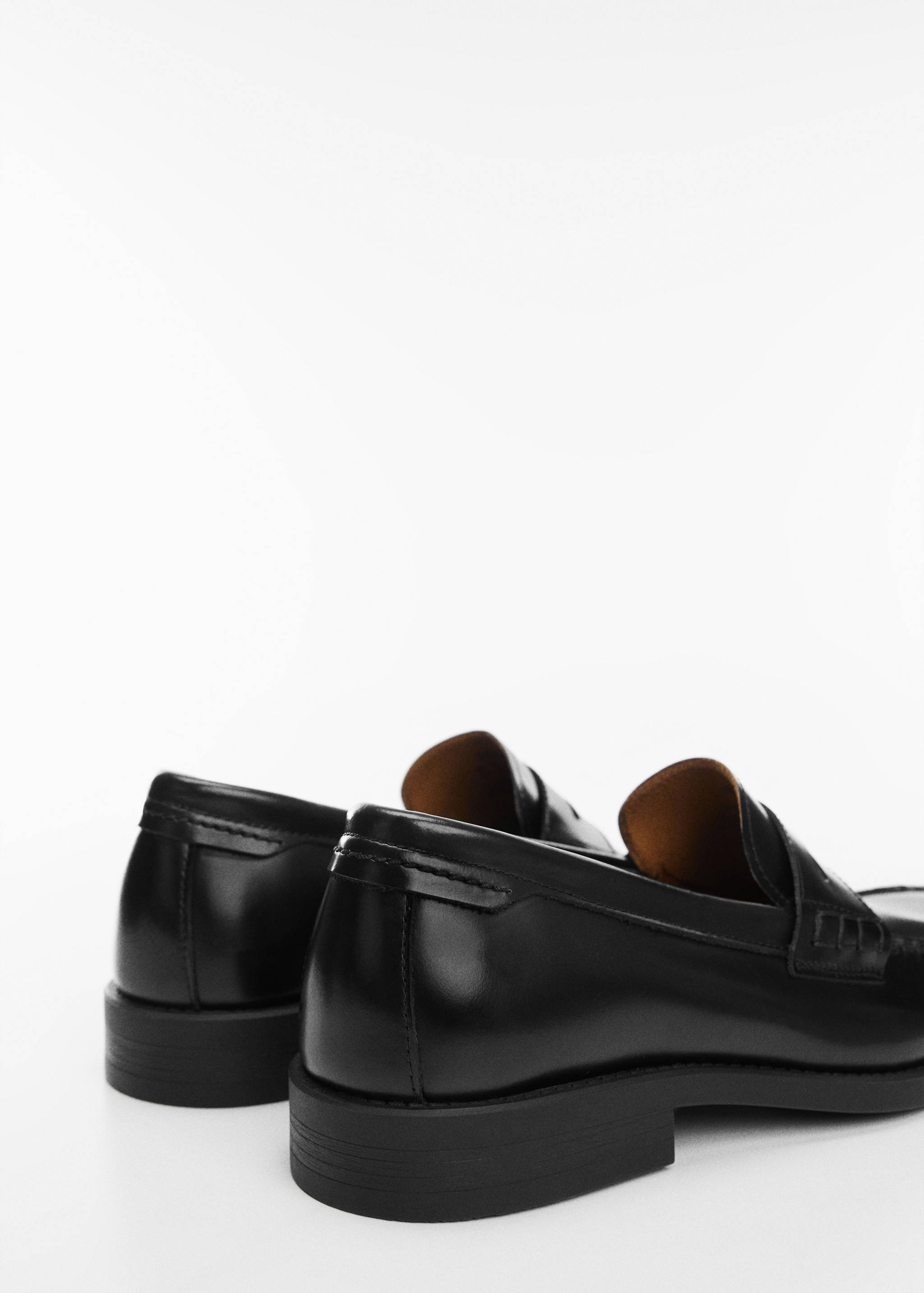 Mocassim de pele antic com tira na gáspea - Pormenor do artigo 1