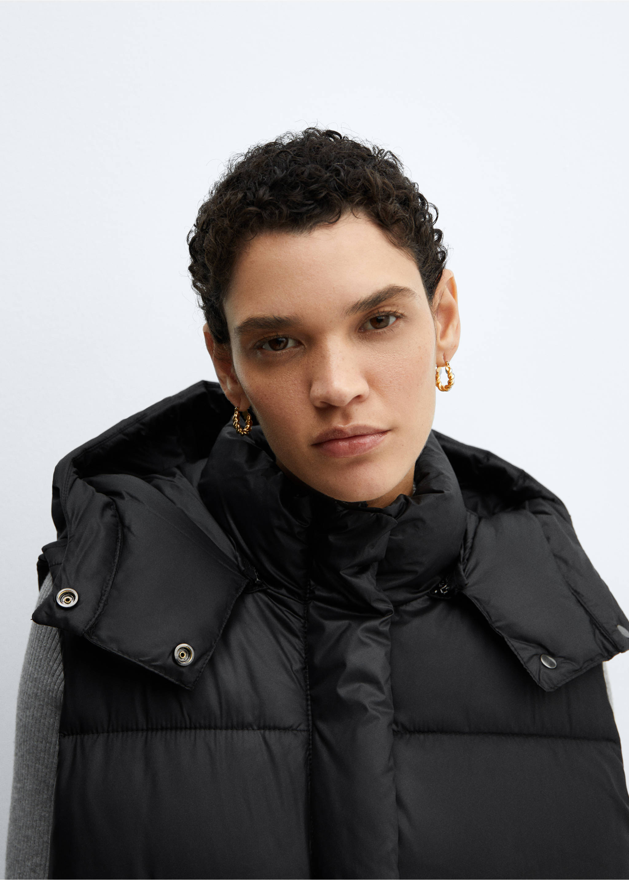 Quilted gilet with hood - Details of the article 1, Black. Ref: 67043262-00.