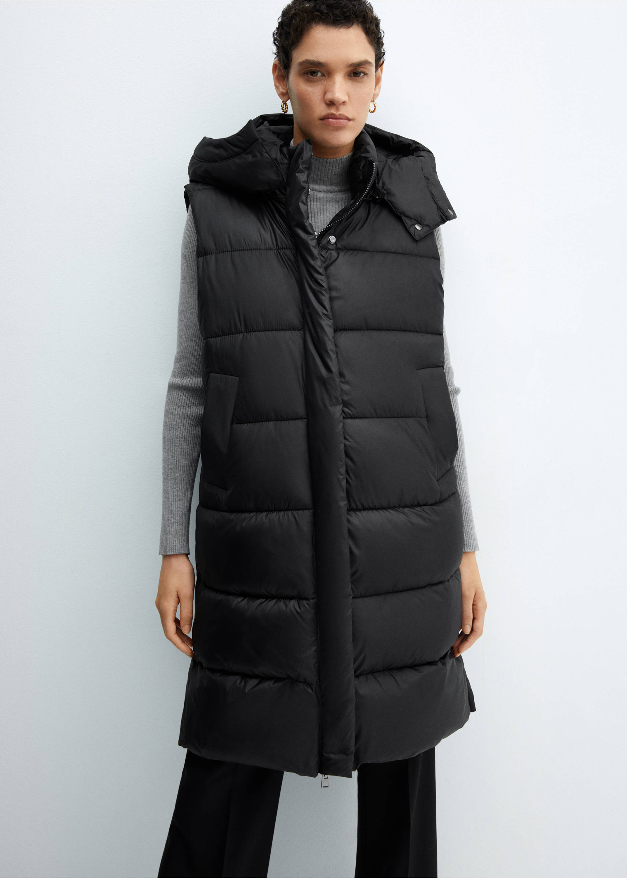 Quilted gilet with hood - Details of the article 4, Black. Ref: 67043262-00.