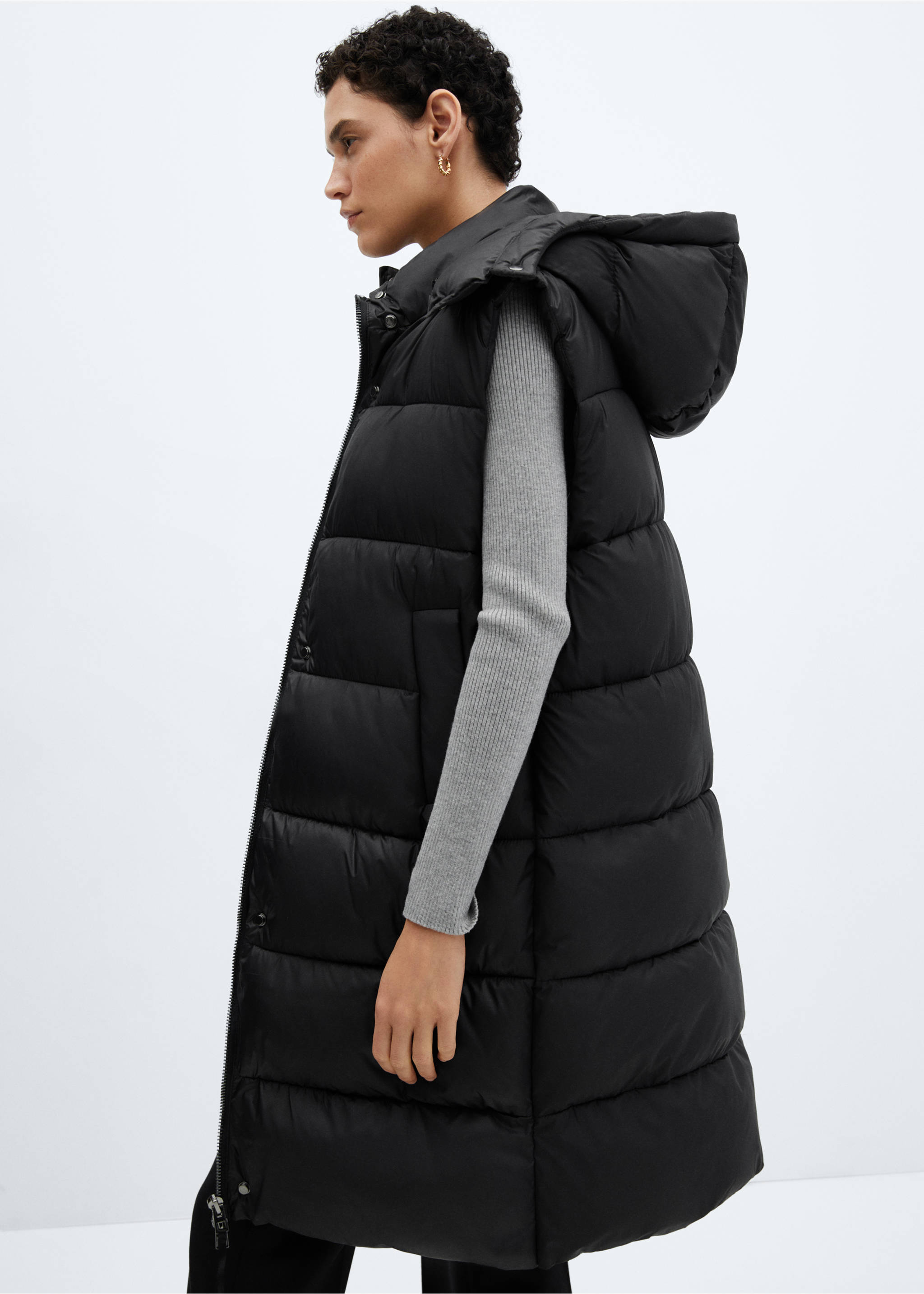 Quilted gilet with hood - Details of the article 2, Black. Ref: 67043262-00.