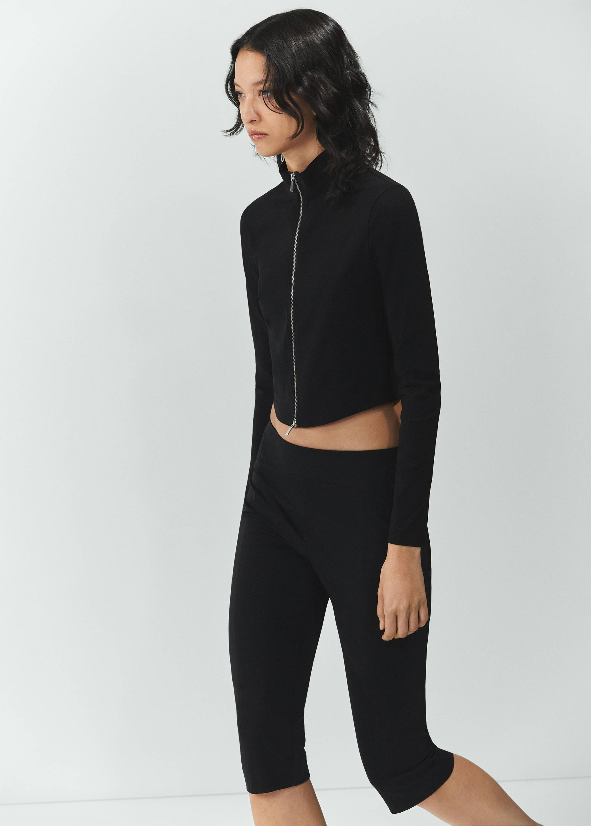 Chaqueta crop cremallera - Plano medio
