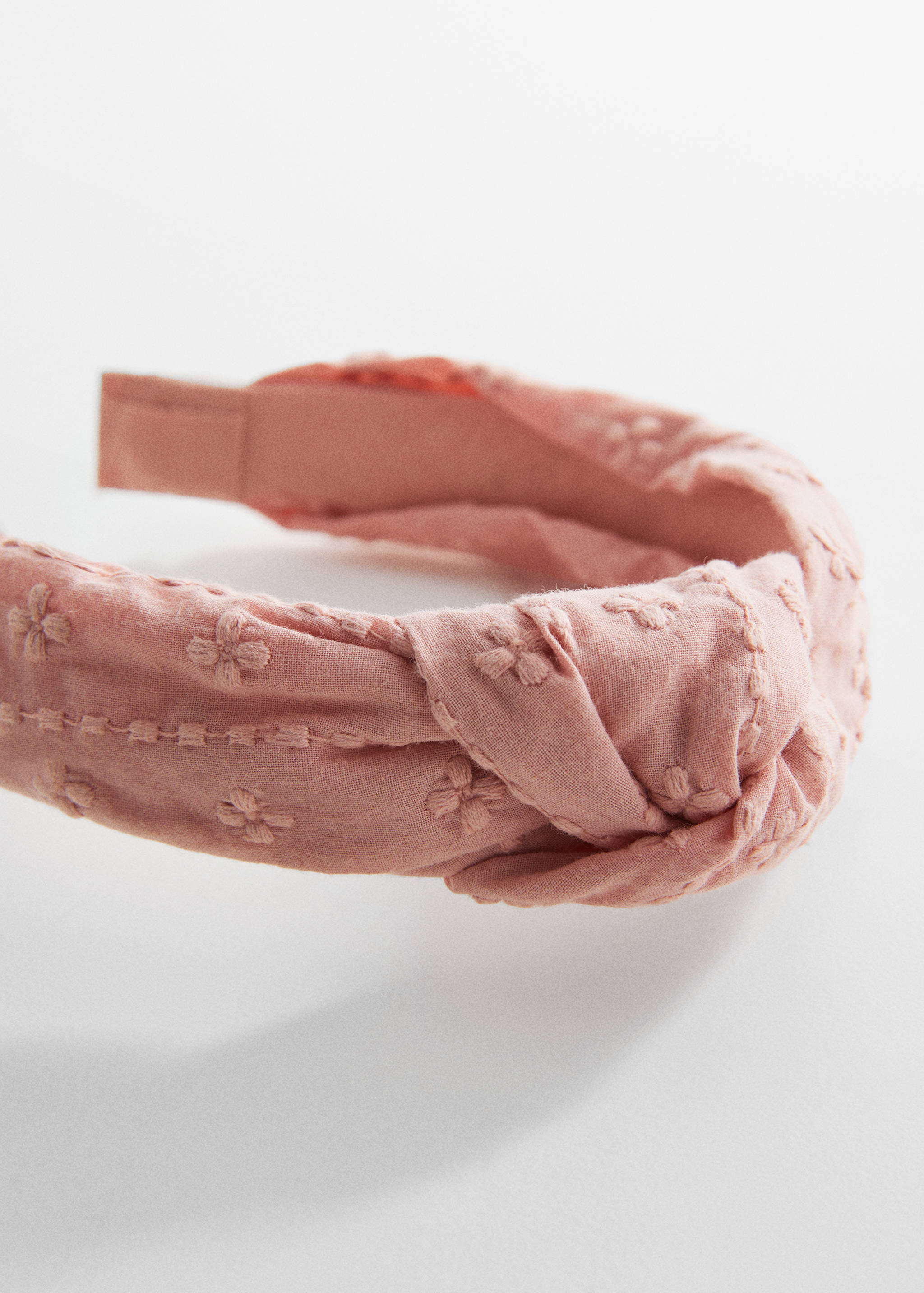 Bandolete com textura e nó - Plano médio