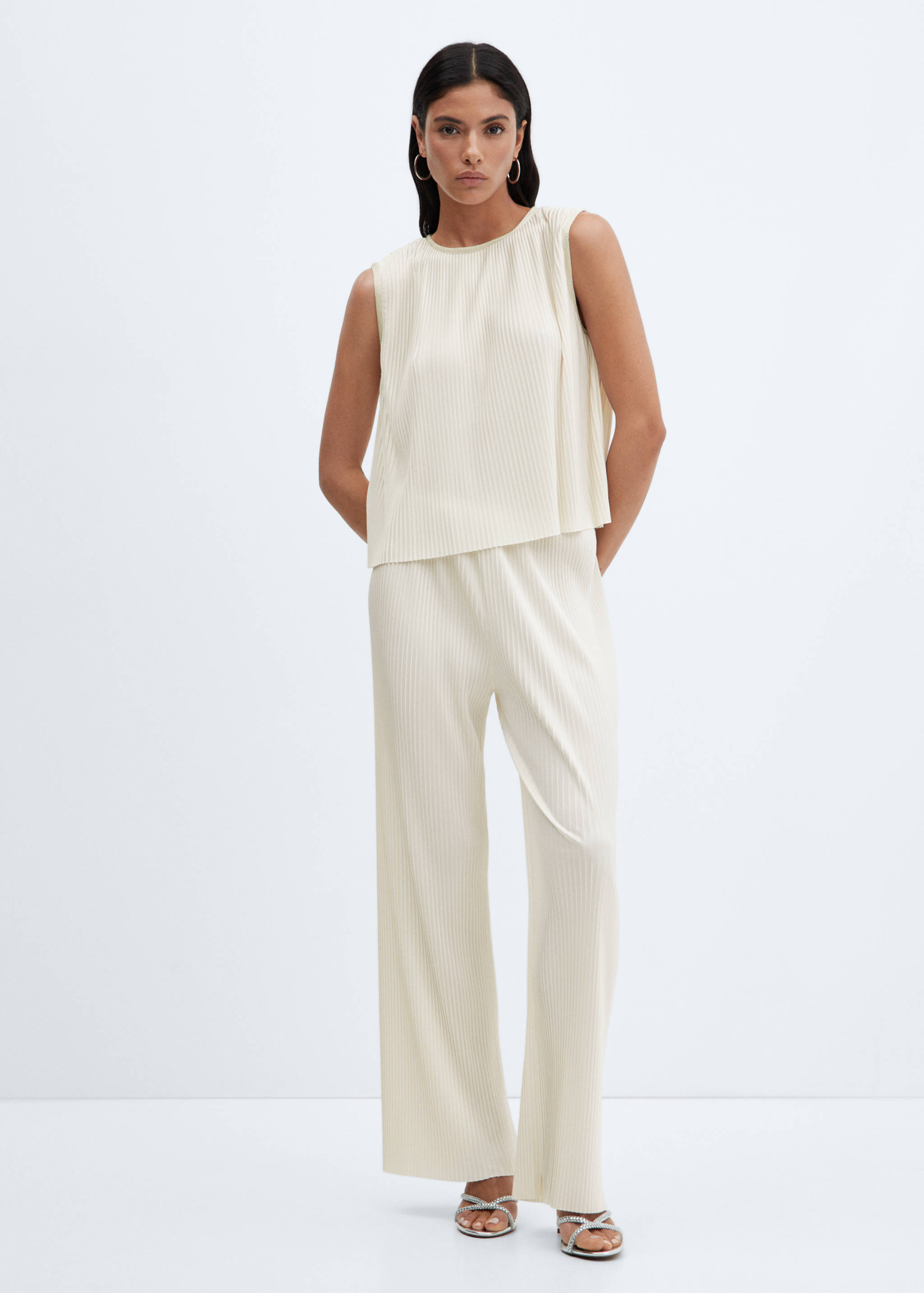 Sleeveless pleated top - General plane