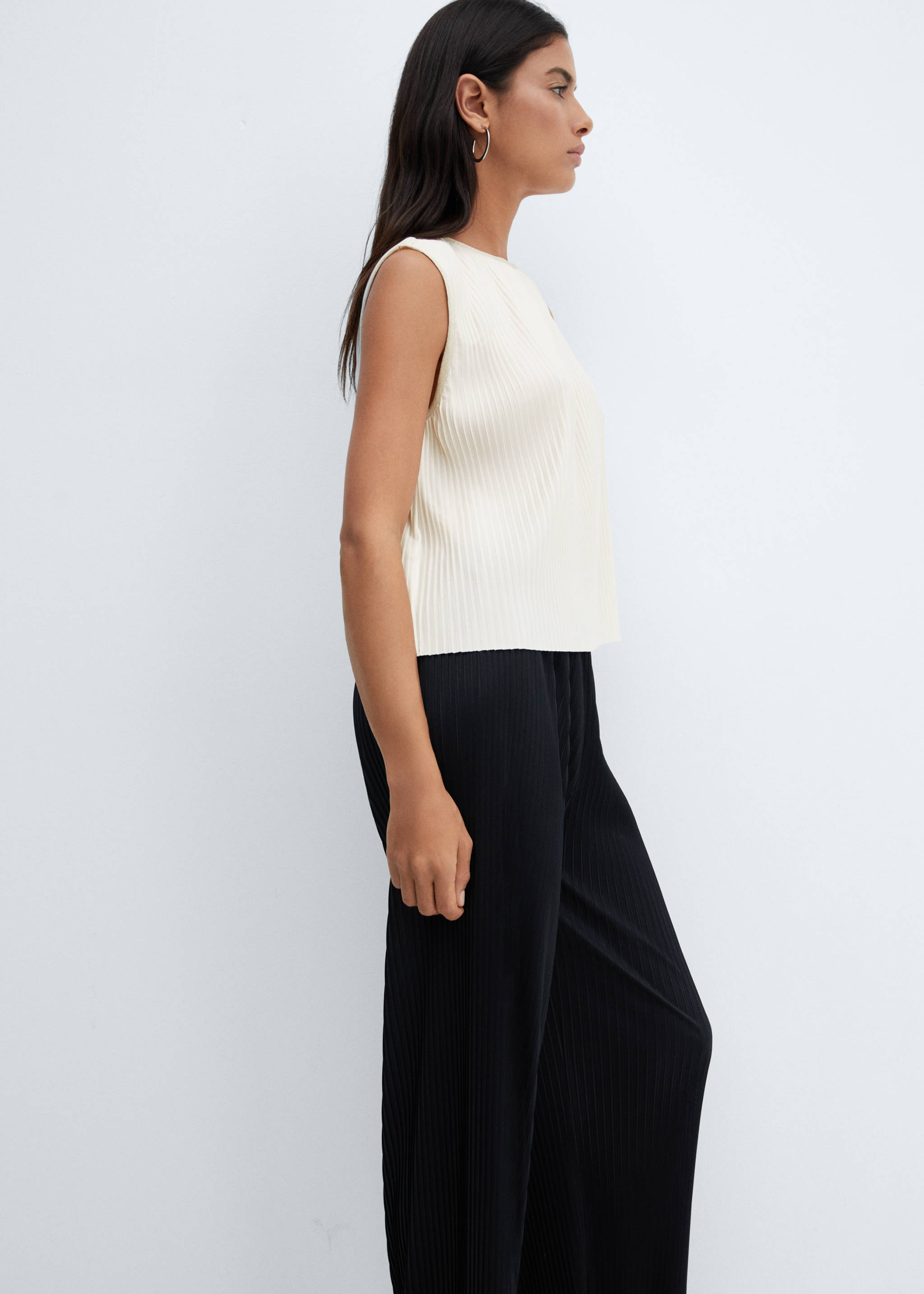 Sleeveless pleated top - Details of the article 2