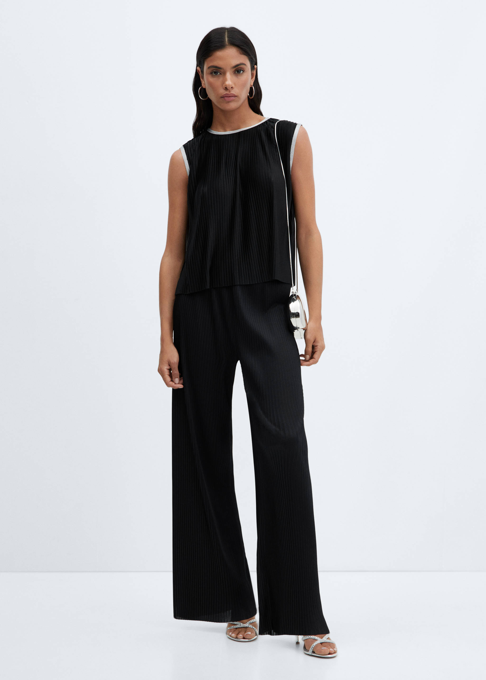 Sleeveless pleated top - General plane