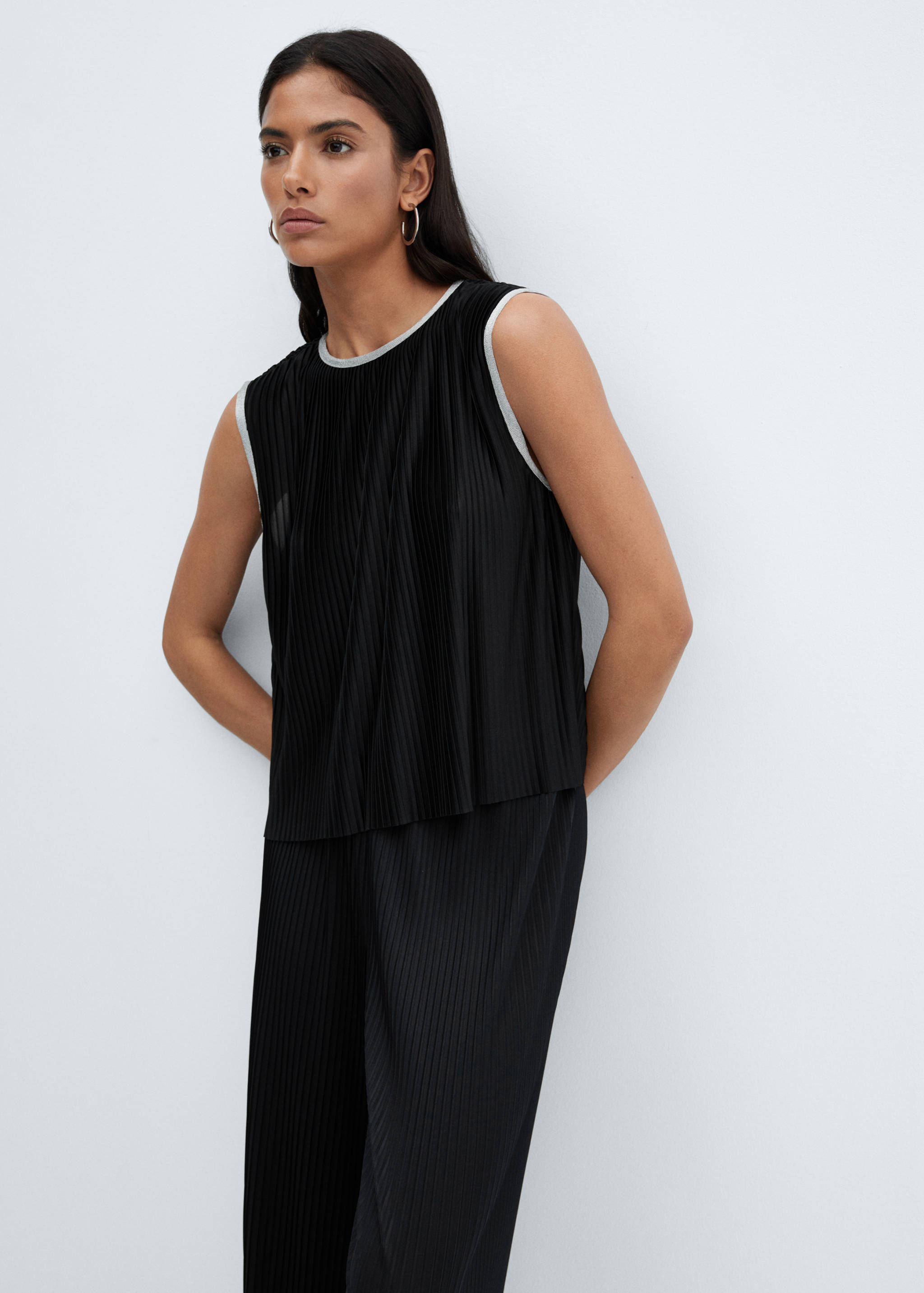 Sleeveless pleated top - Medium plane