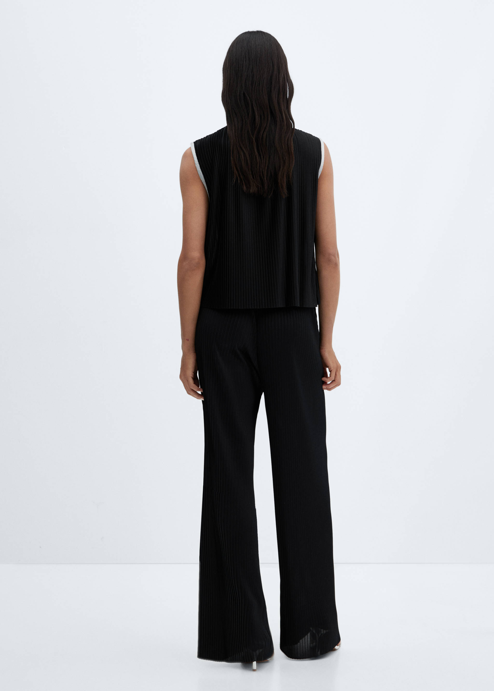 Sleeveless pleated top - Reverse of the article