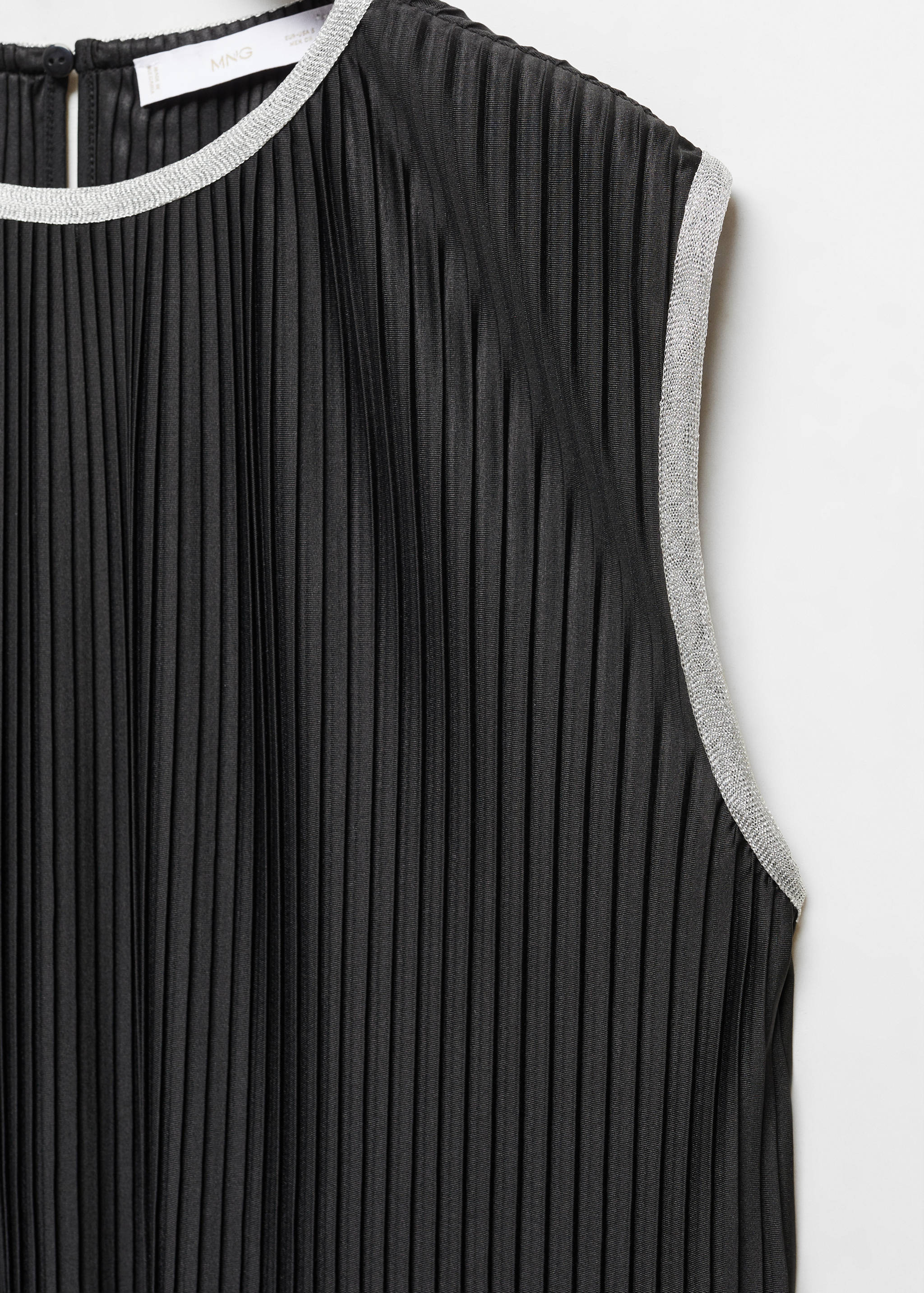 Sleeveless pleated top - Details of the article 8