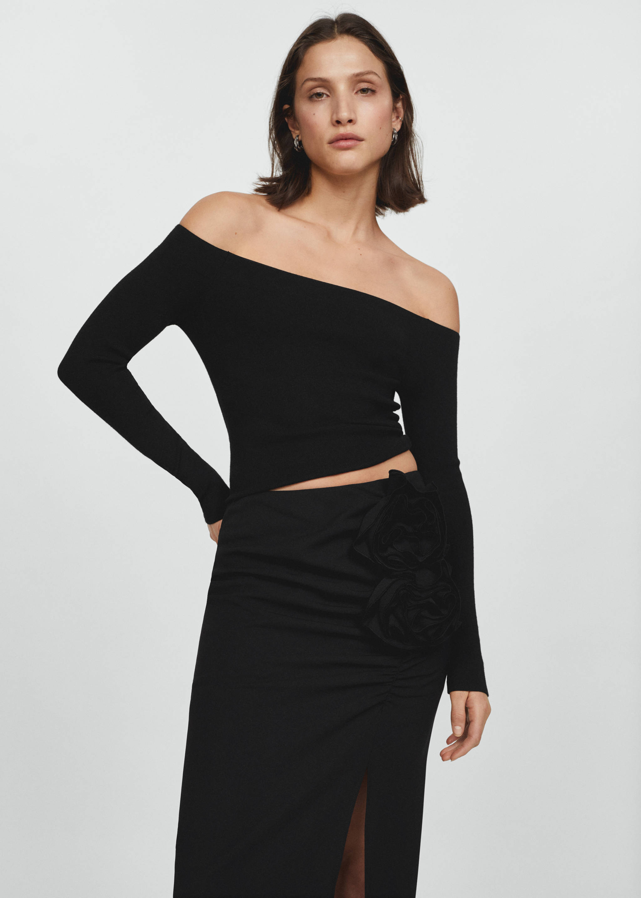 Skirt with slit and floral appliqué - Details of the article 1