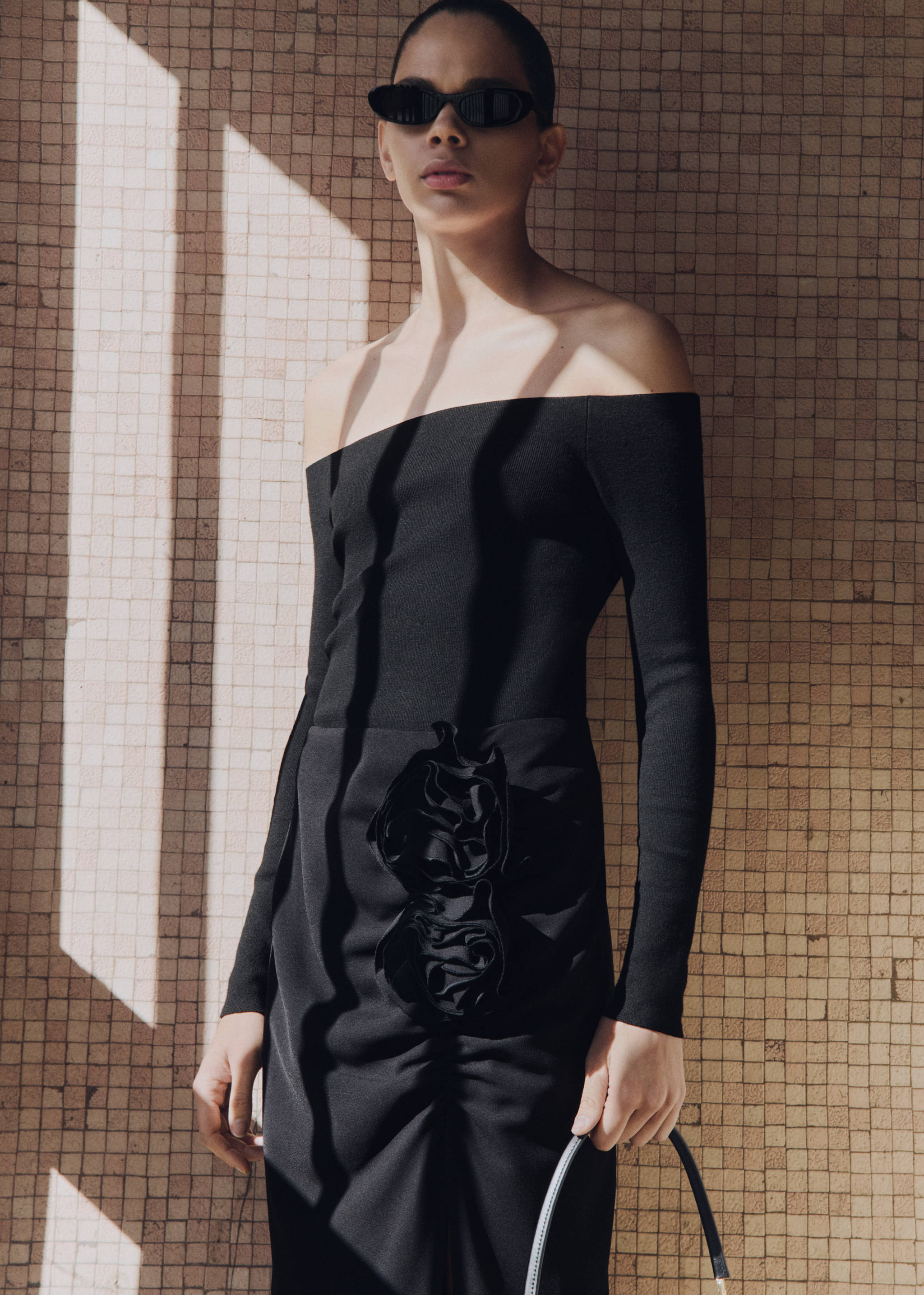 Skirt with slit and floral appliqué - Details of the article 7