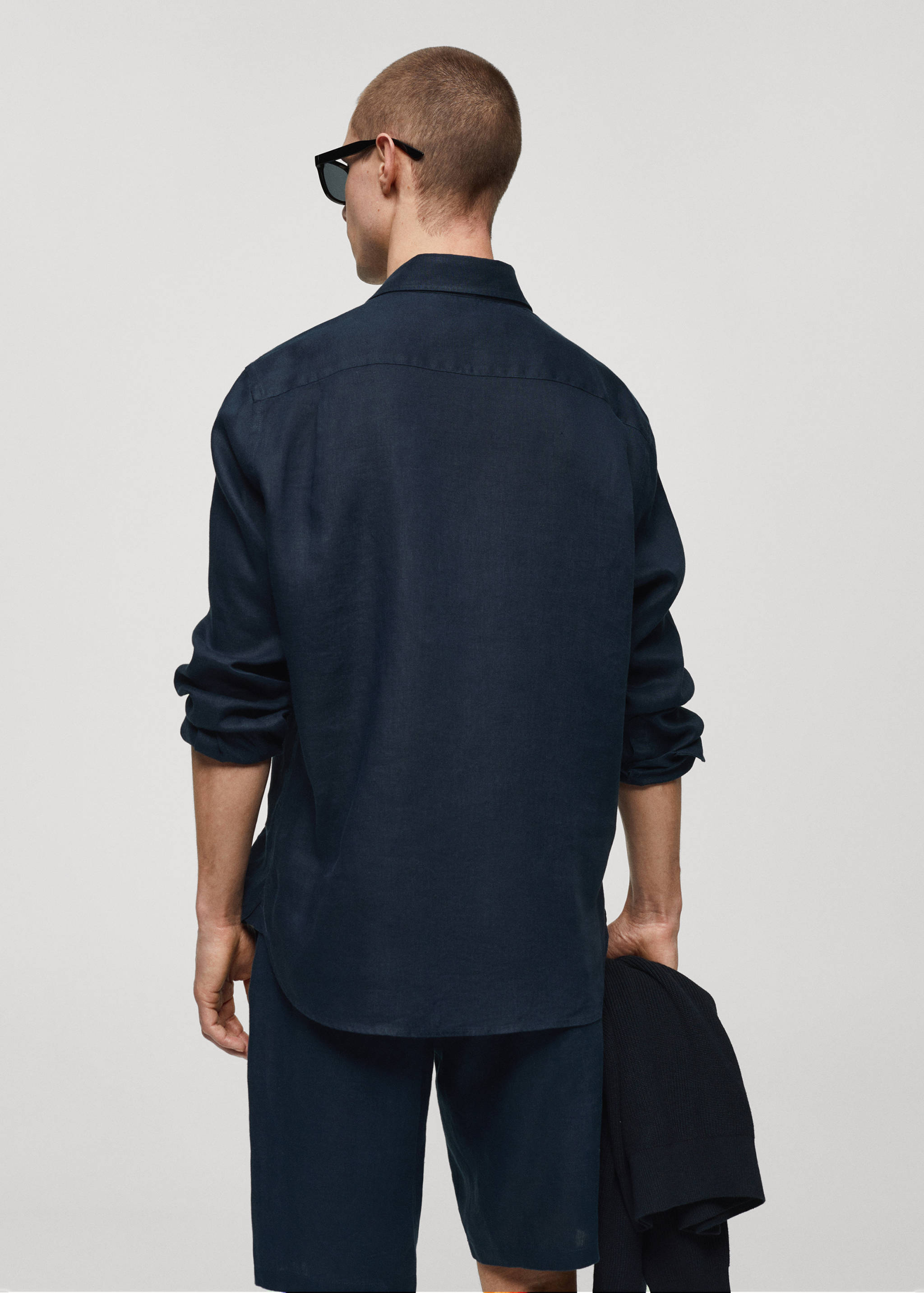 Classic fit 100% linen shirt - Reverse of the article