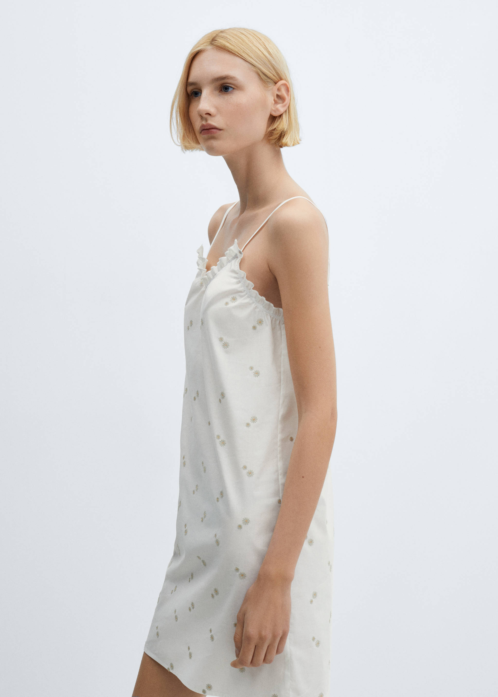 Ночная сорочка из хлопка с цветочной вышивкой - Средний план