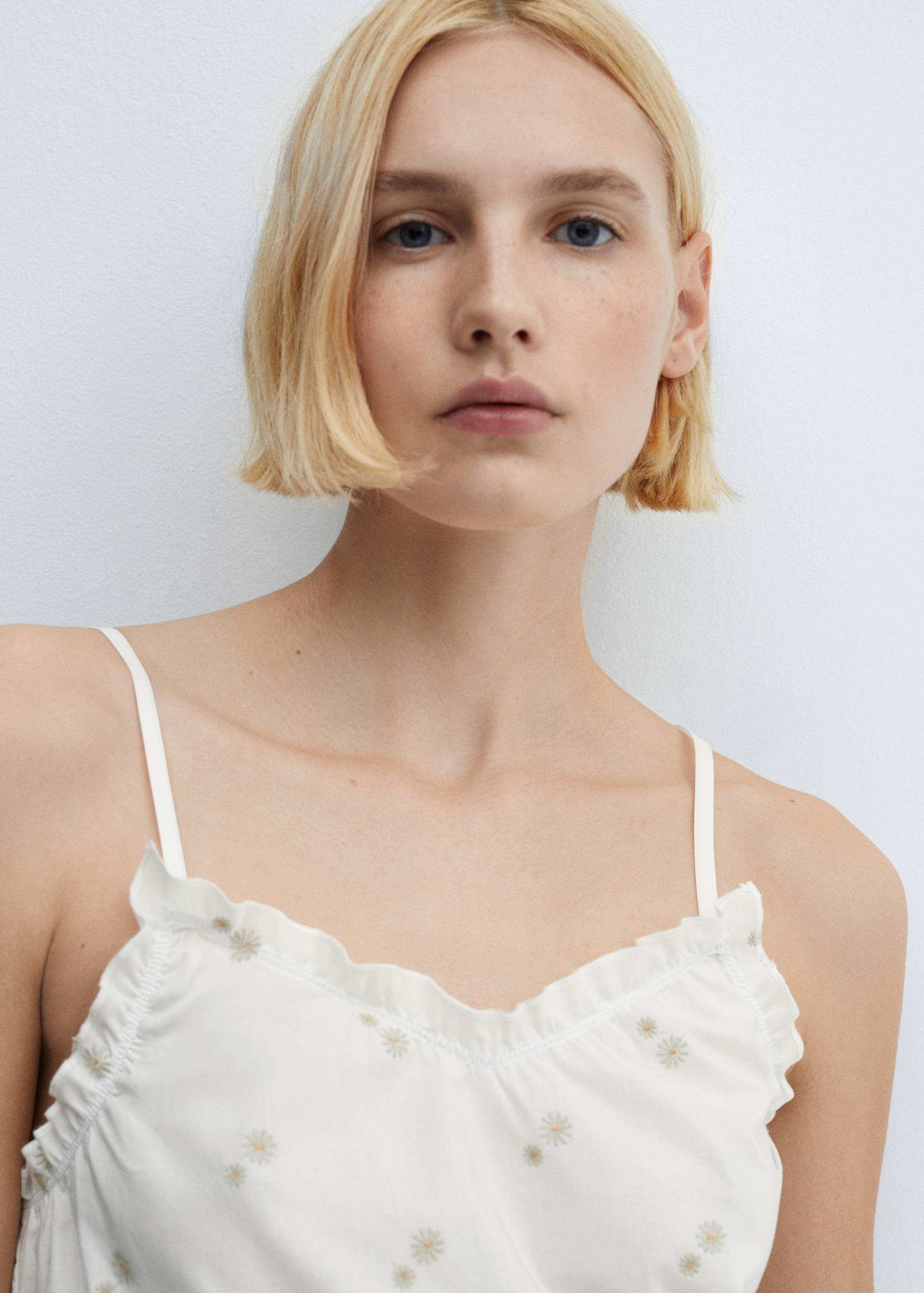 Ночная сорочка из хлопка с цветочной вышивкой - Деталь изделия 1