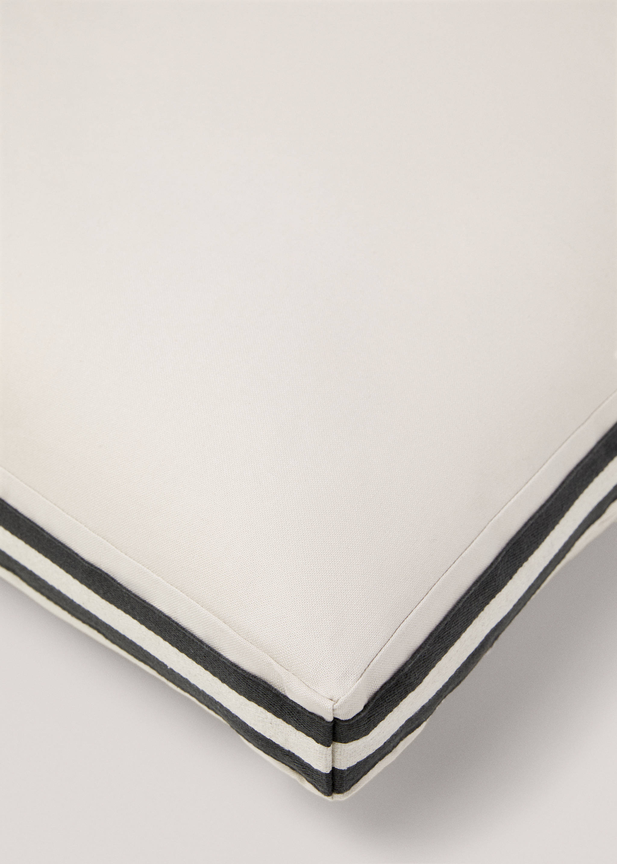 Padded pouffe 70x70cm - Details of the article 2