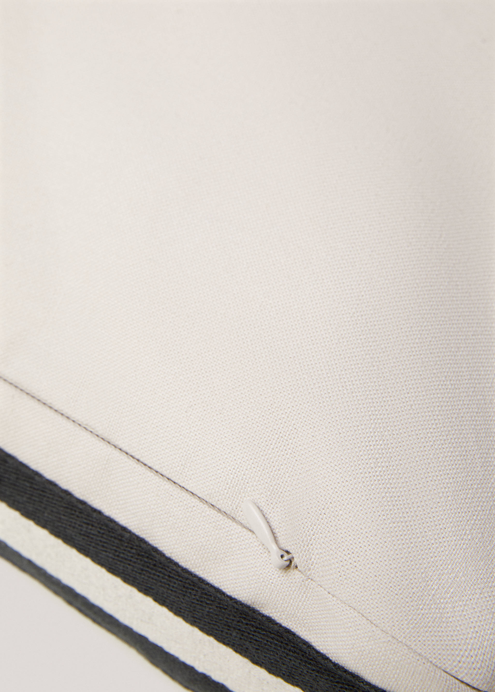 Padded pouffe 70x70cm - Details of the article 3