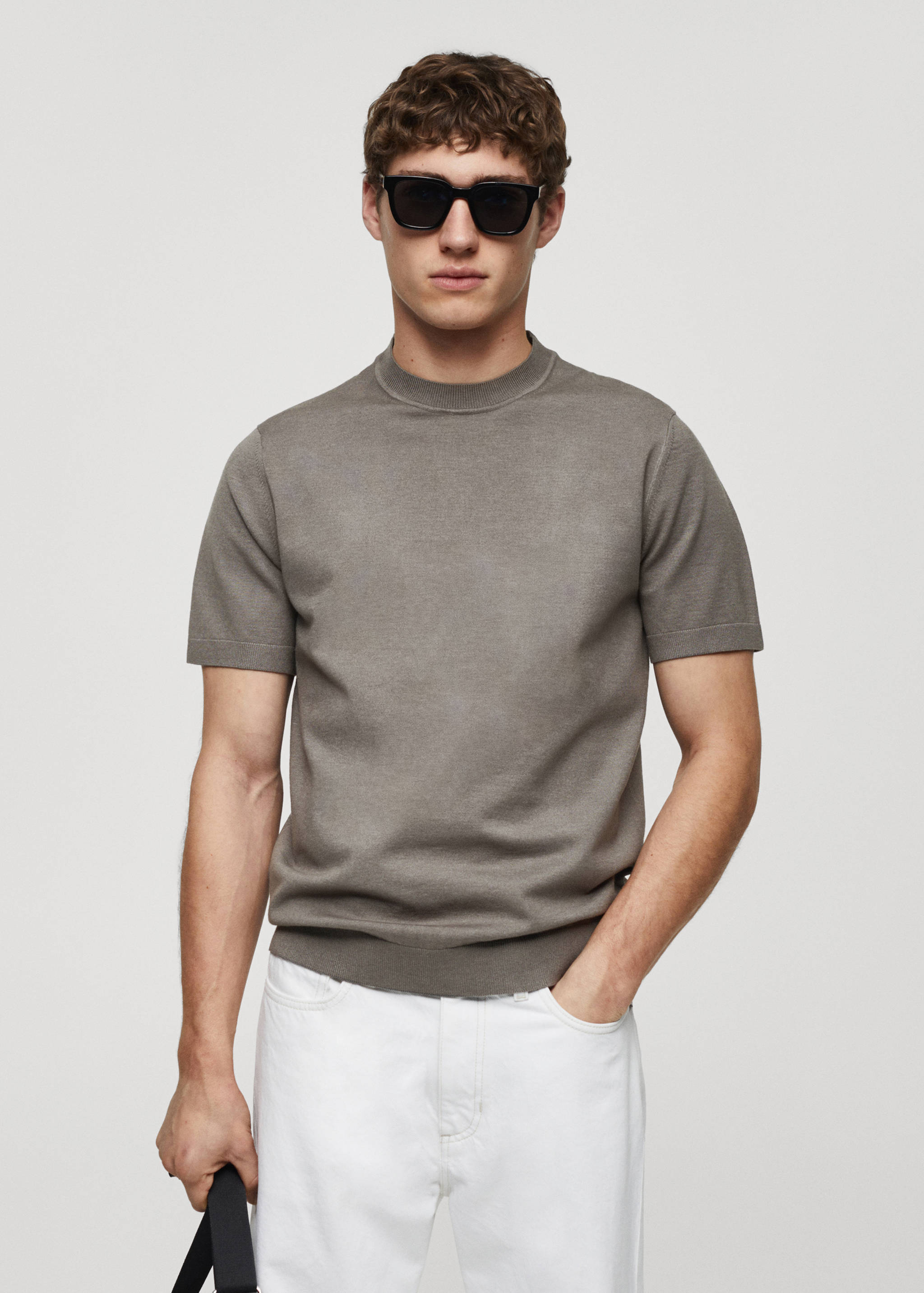 Футболка из тонкого трикотажа - Средний план