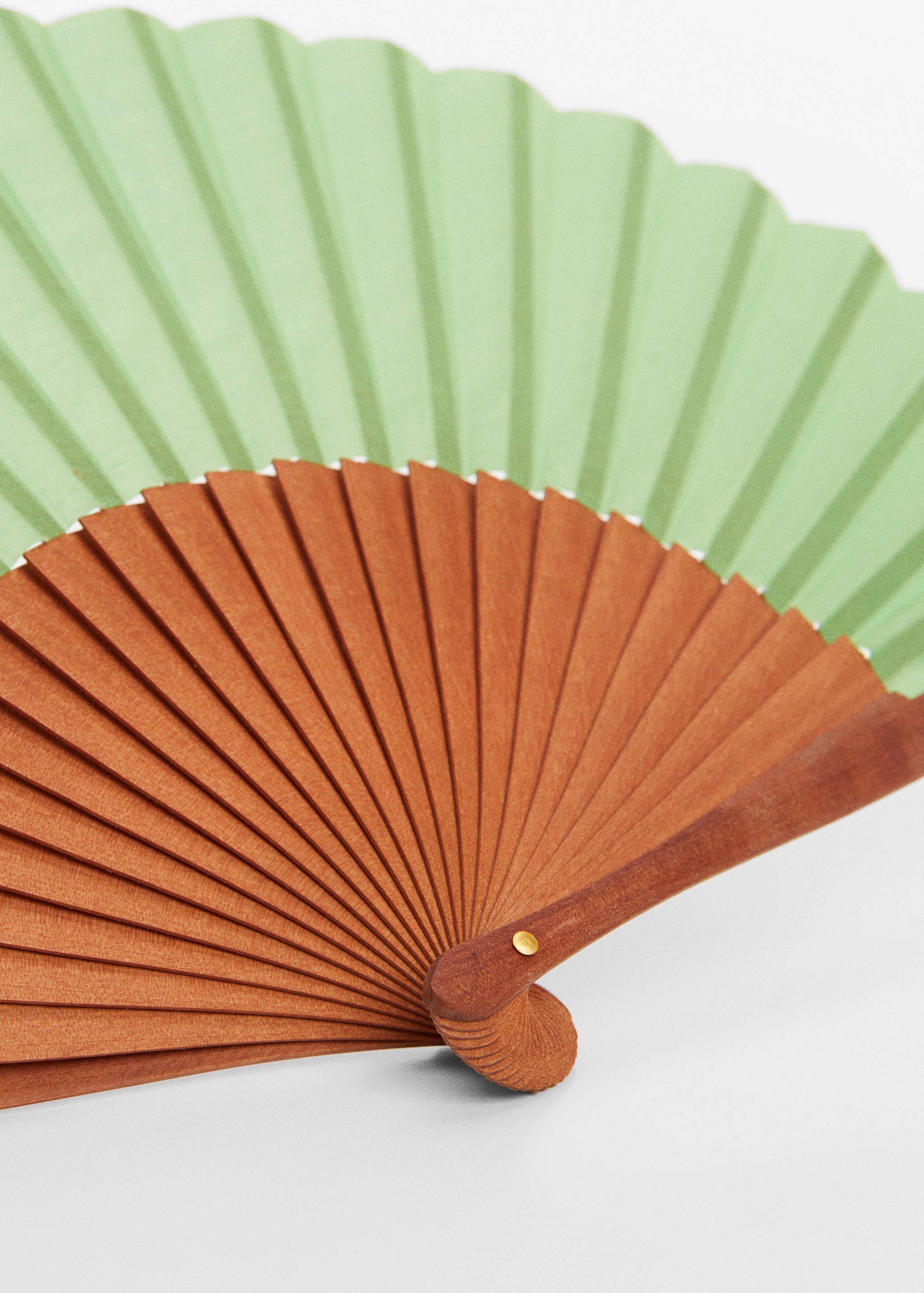 Éventail en bois - Plan moyen