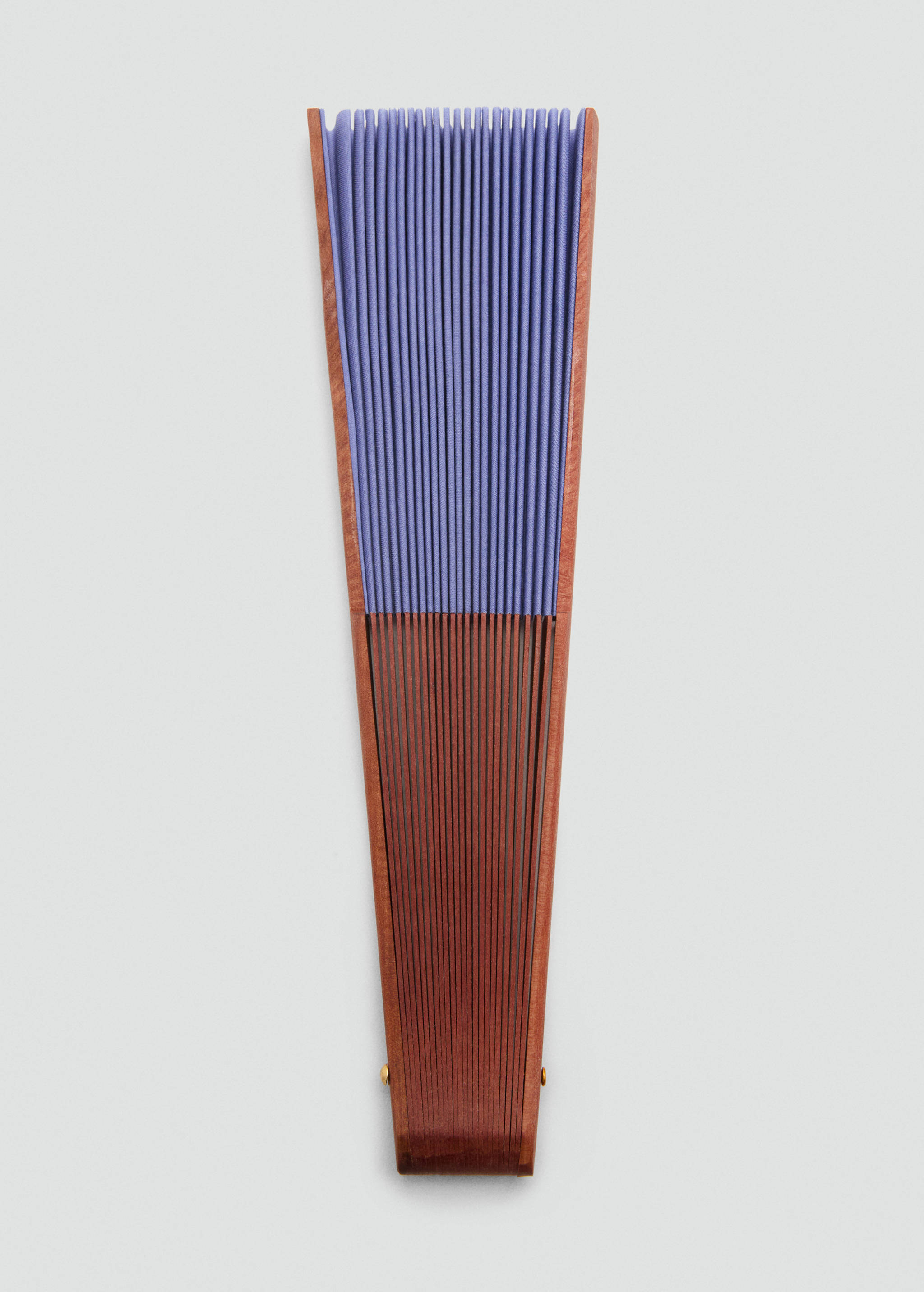 Éventail en bois - Plan moyen