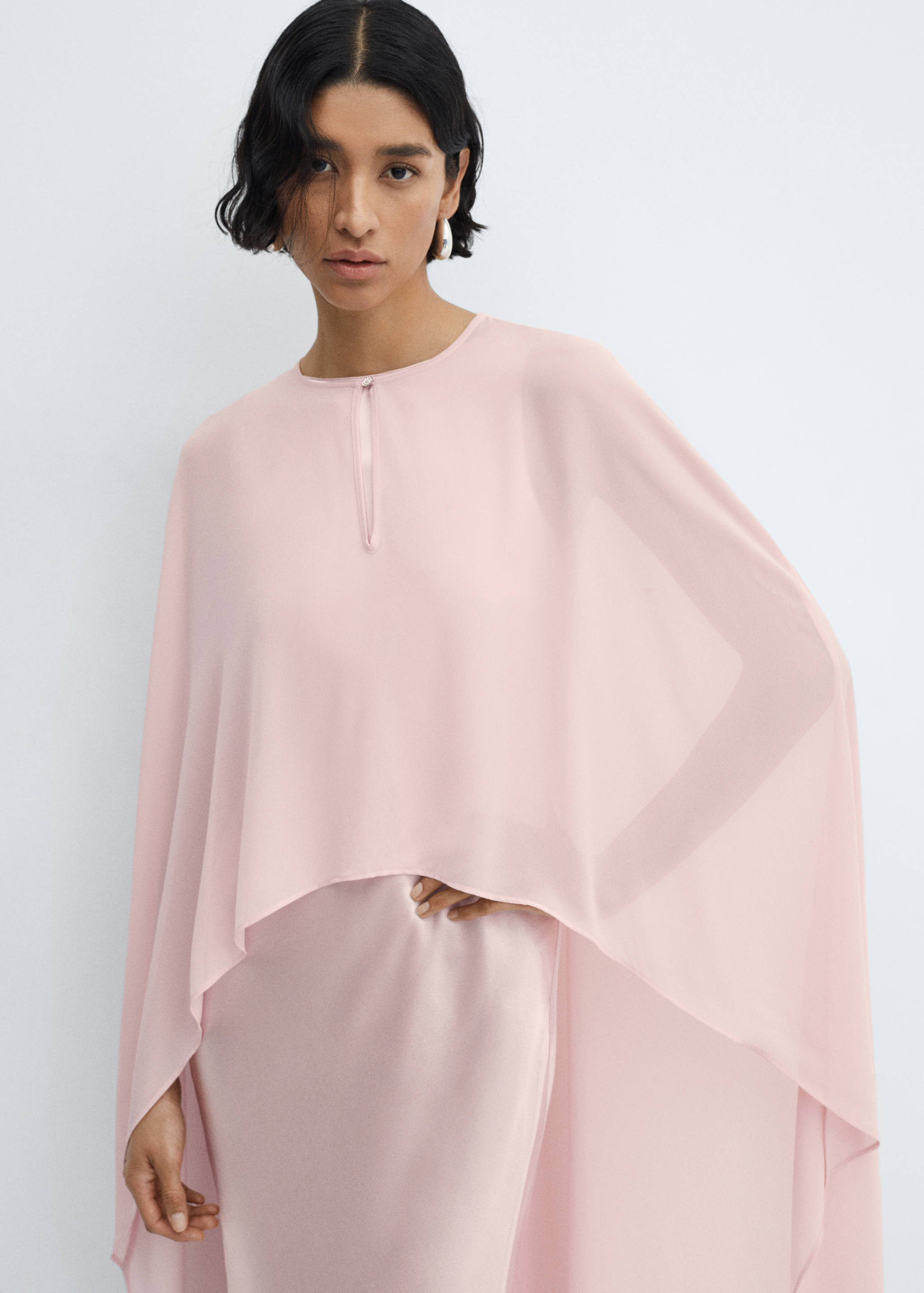 Cape semi-transparente asymétrique - Plan moyen