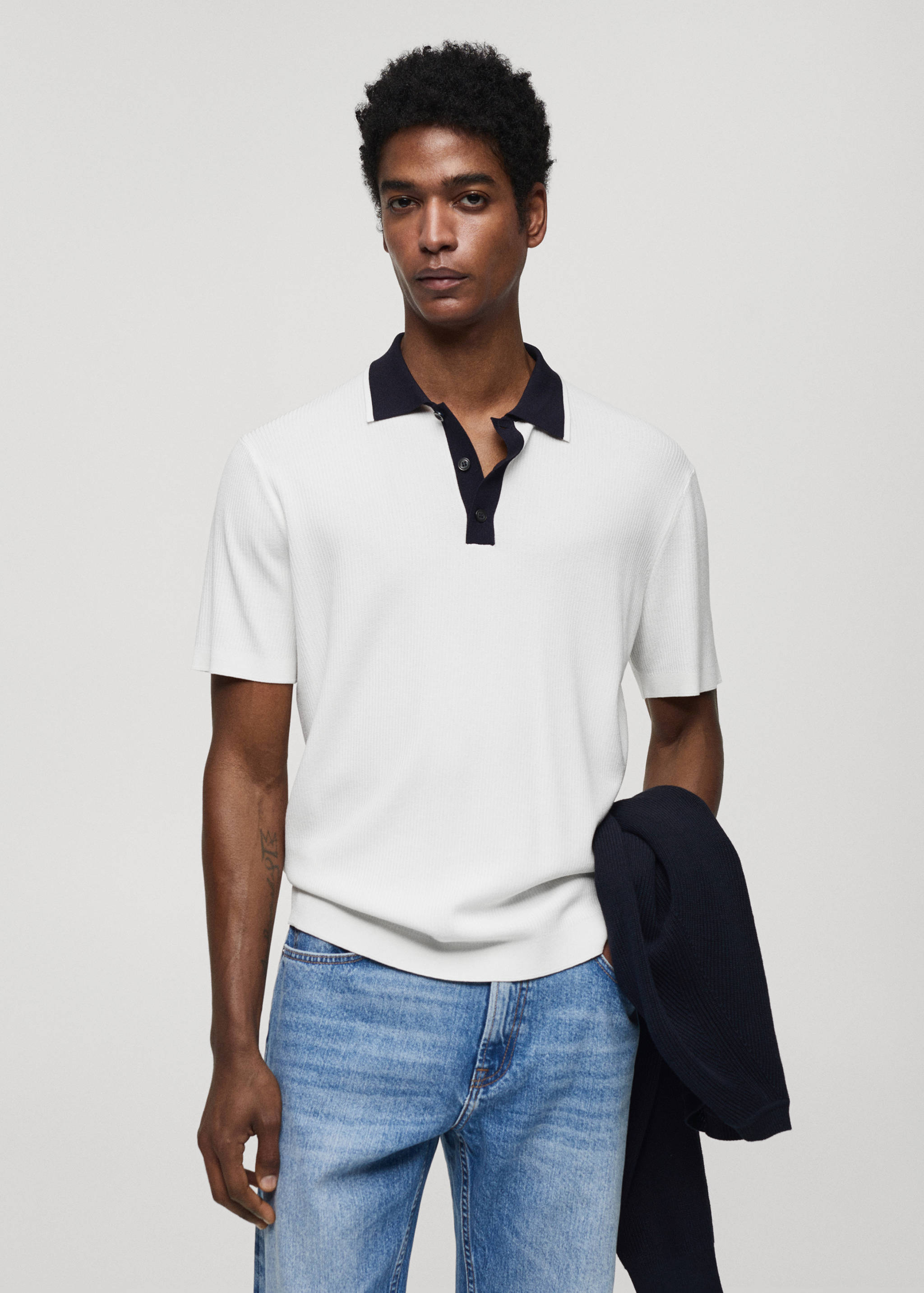 Polo punto cuello contraste - Plano medio