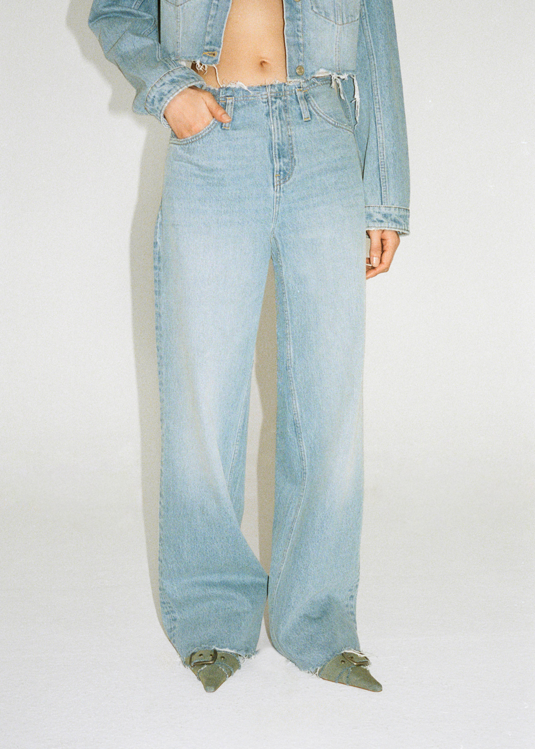 Wide leg jeans with frayed hem - Details of the article 7